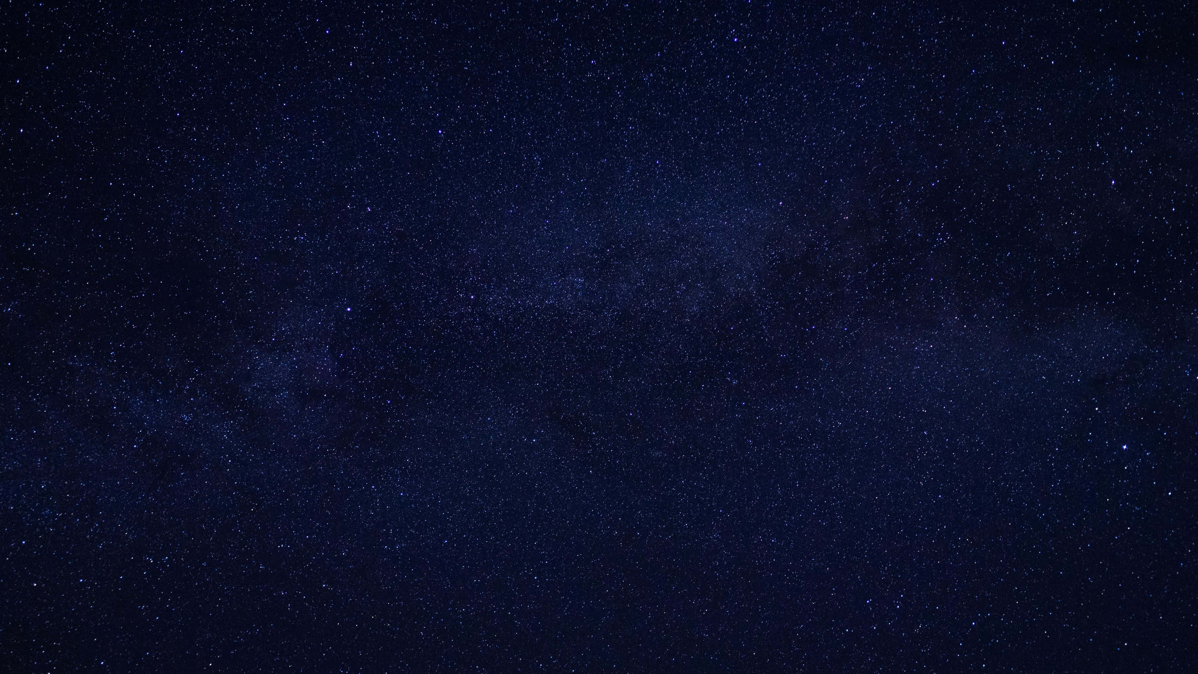繁星點點的夜空 壁紙 — 令人嘆為觀止的銀河系景觀，在深靛藍色的夜空中閃爍著無數星星。