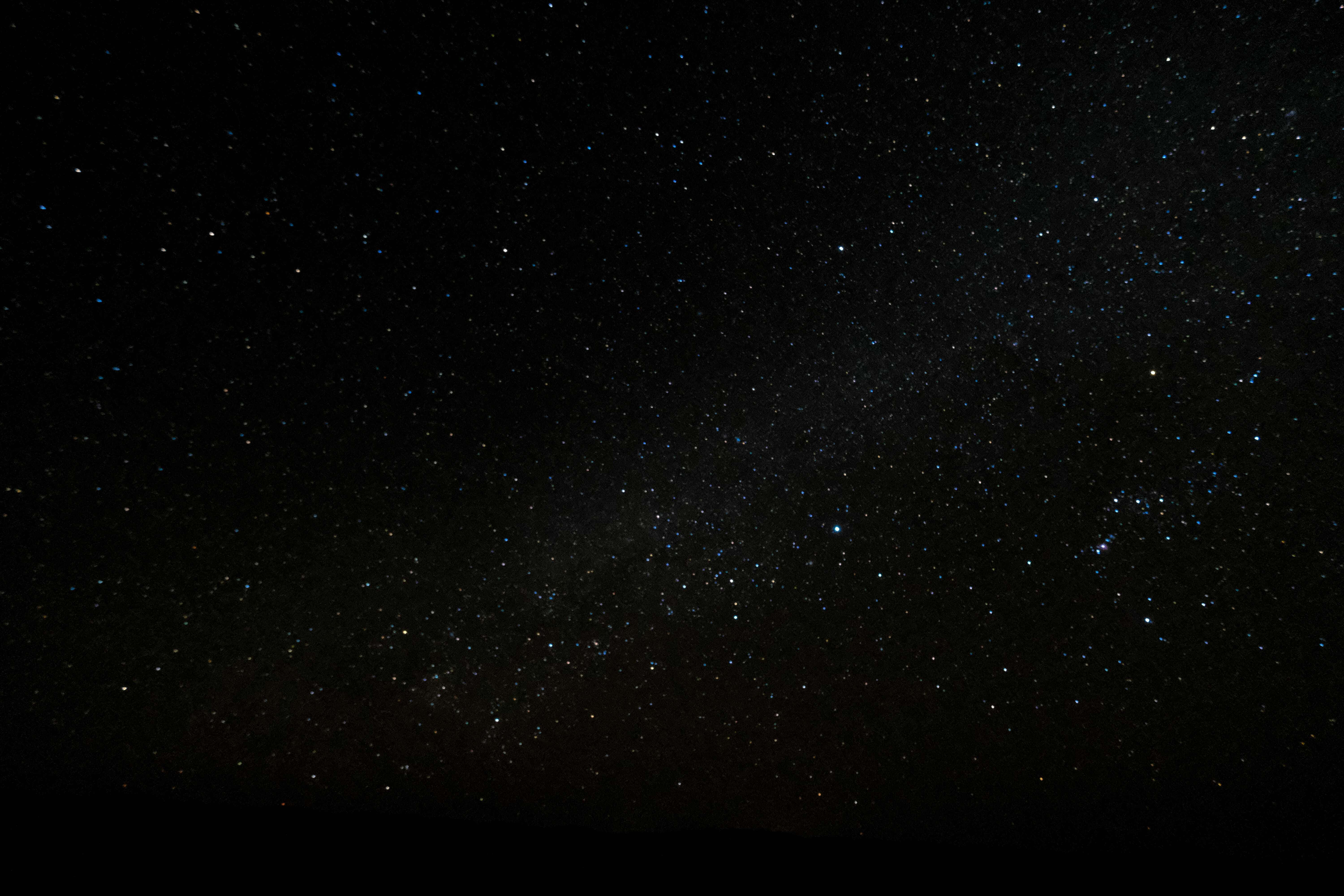 繁星點點的夜空 壁紙 — 令人嘆為觀止的銀河系景觀，在深邃的黑色夜空中閃爍著無數星辰。