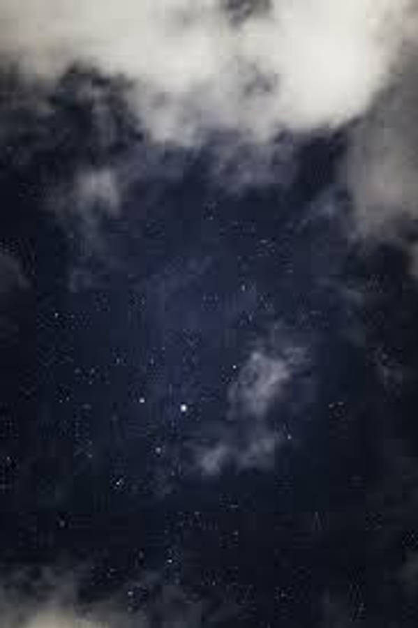 星星 桌布 壁紙 — 繁星點點的夜空，散落的雲朵在深靛藍的黑暗中柔和發光。