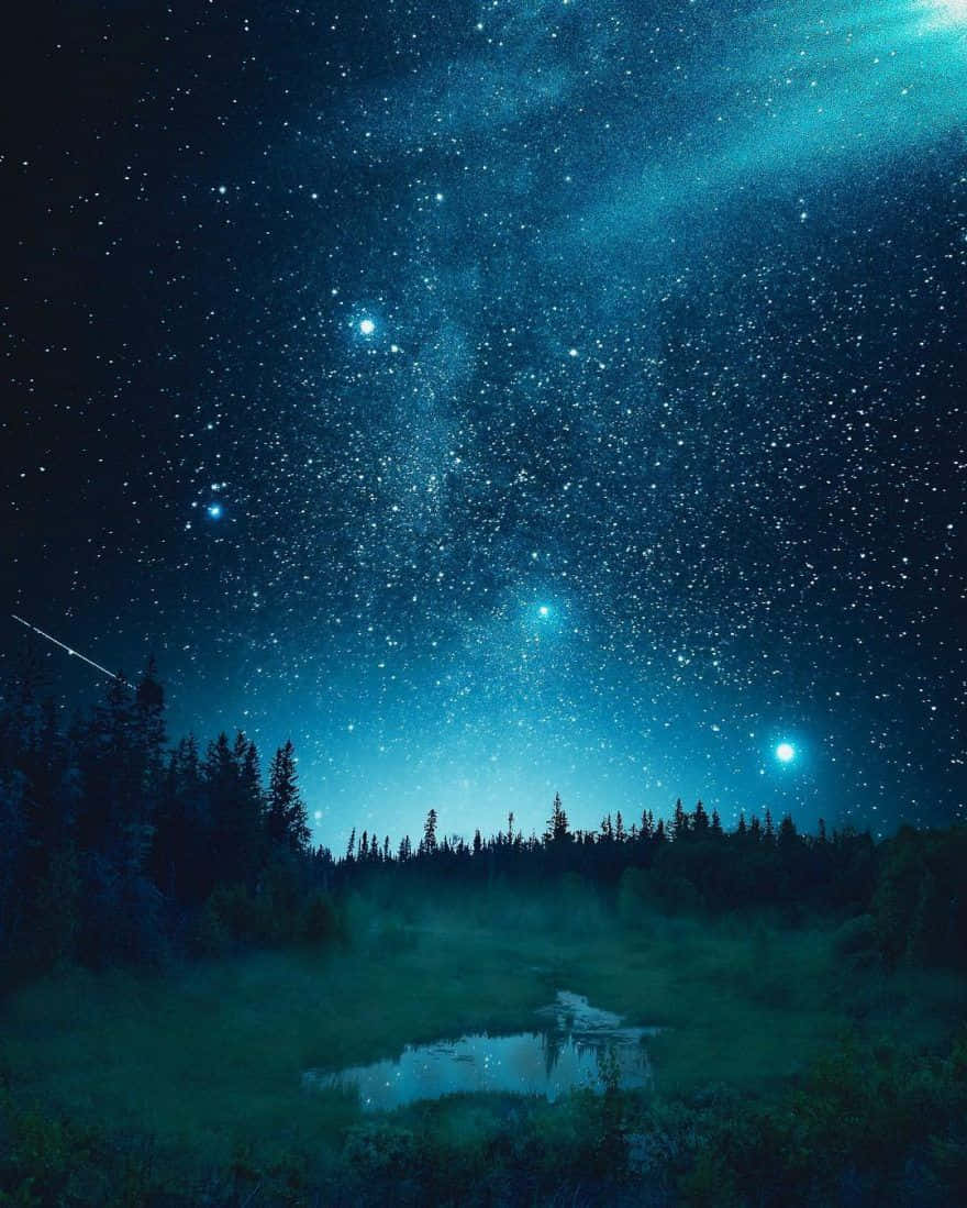 Blue Mountains 桌布 壁紙 — 繁星點點的夜空，發光的星雲和流星，籠罩在霧氣繚繞的森林和倒映的池塘之上。