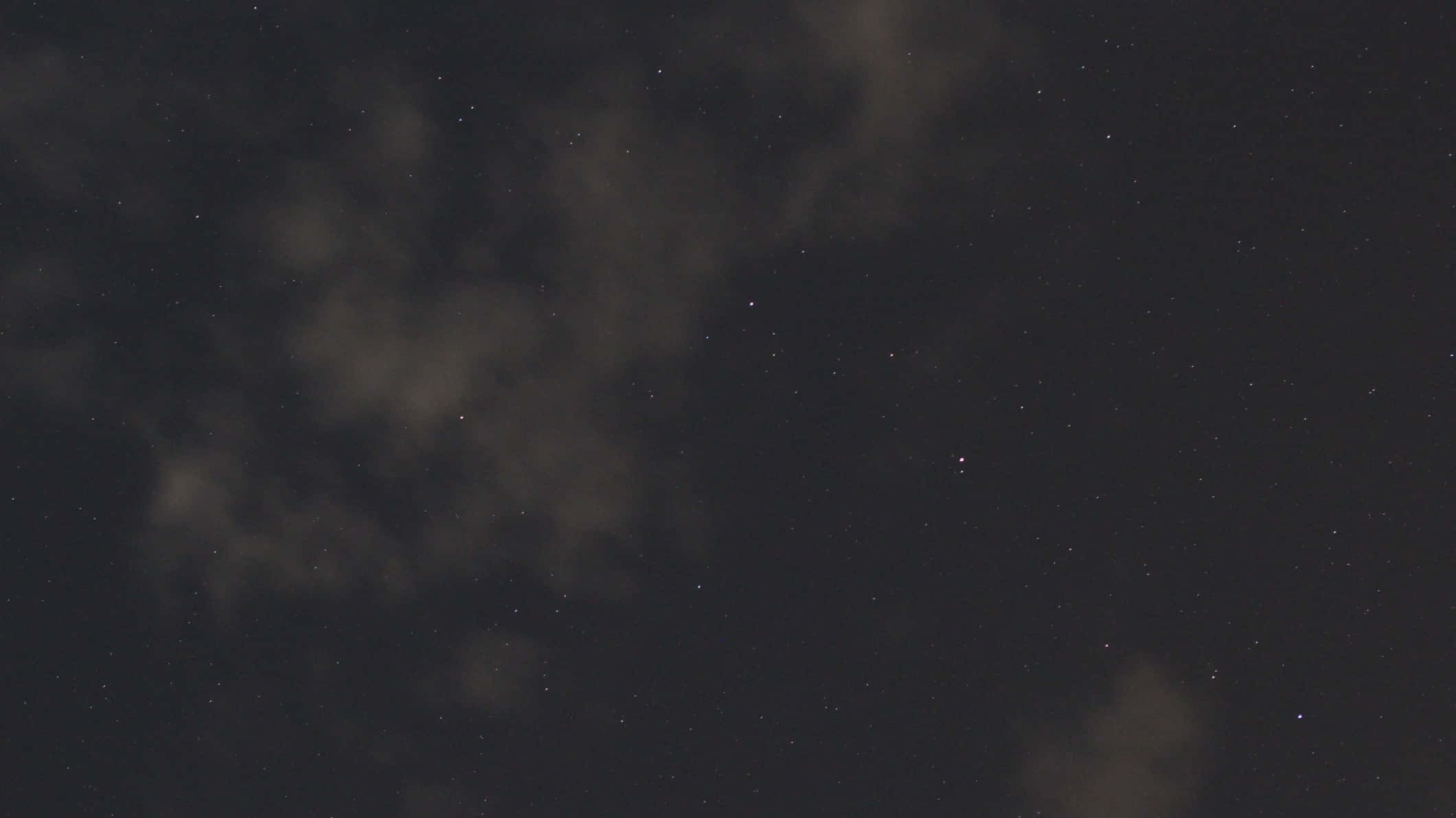 Aesthetic YouTube 桌布 壁紙 — 繁星點點的夜空，薄雲飄過黑暗的畫布，點綴著閃爍的星星。