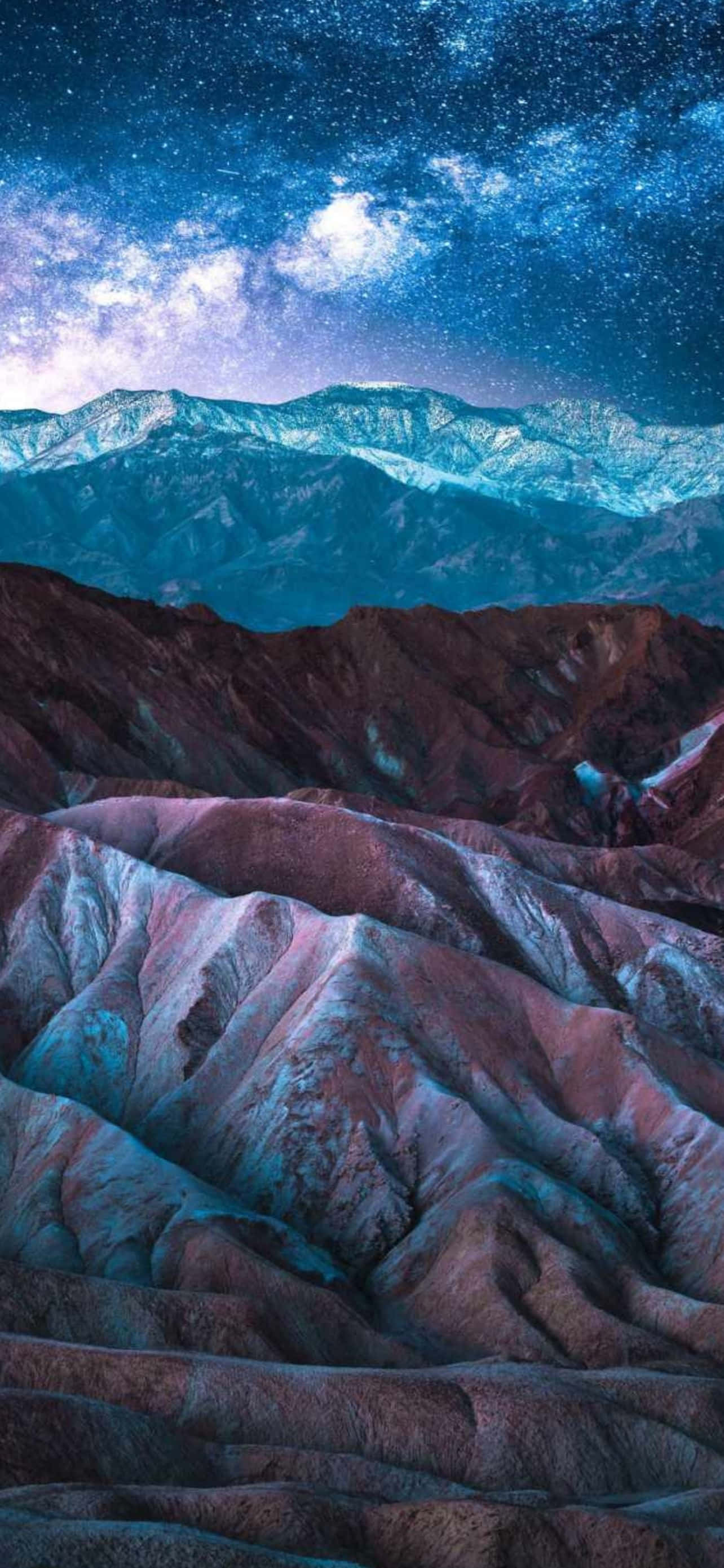 Mountain iPhone 桌布 壁紙 — 繁星點點的夜空，銀河拱跨在層層疊疊的紫色和藍色山脊之上。