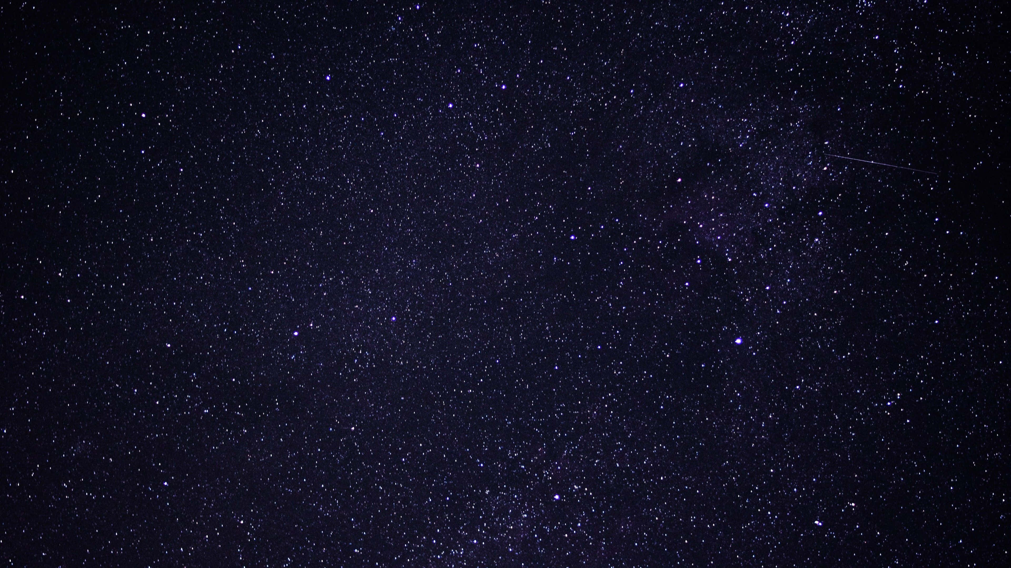 繁星點點的夜空背景 壁紙 — 令人嘆為觀止的銀河系景觀，在深邃的靛藍色夜空中閃爍著無數星星。
