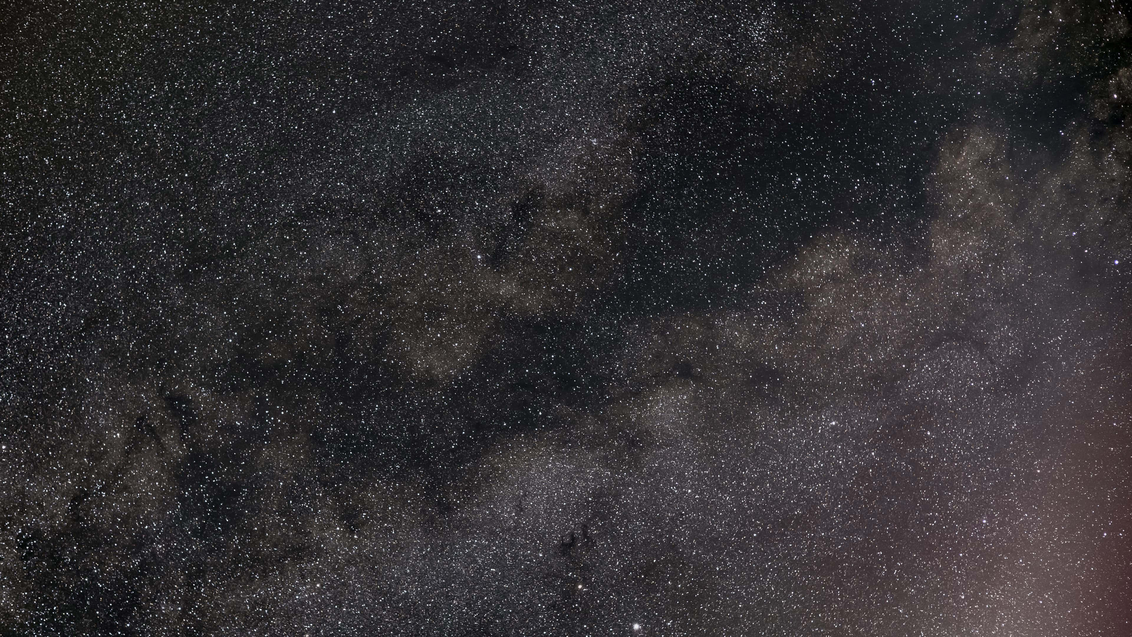 繁星點點的夜空與銀河 壁紙 — 令人嘆為觀止的銀河系景觀，無數恆星和宇宙塵埃雲在深邃的黑色天空中閃耀。
