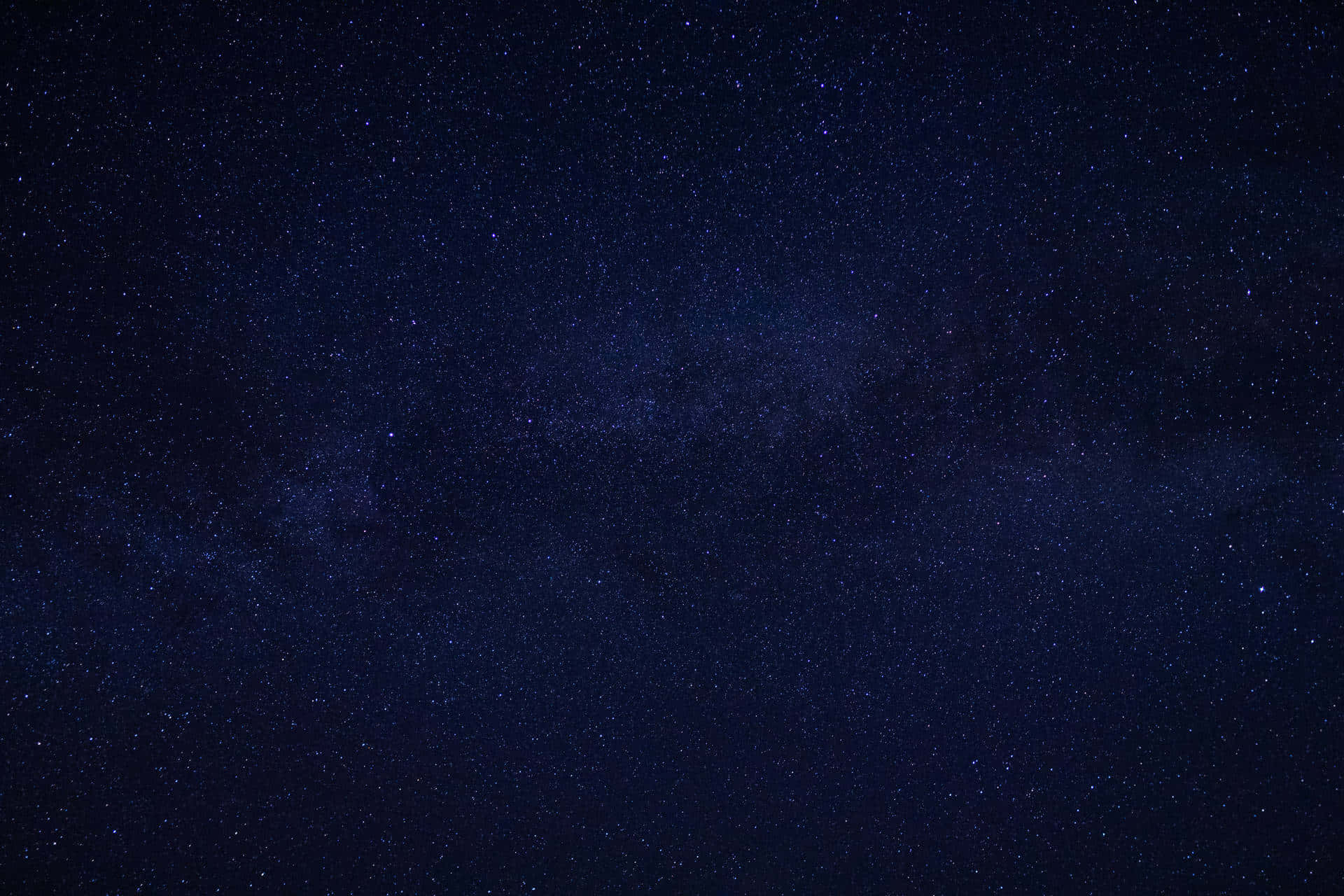 繁星點點的寧靜夜空 壁紙 — 在深靛藍色夜空下，銀河系閃爍著無數星辰的壯麗景色。