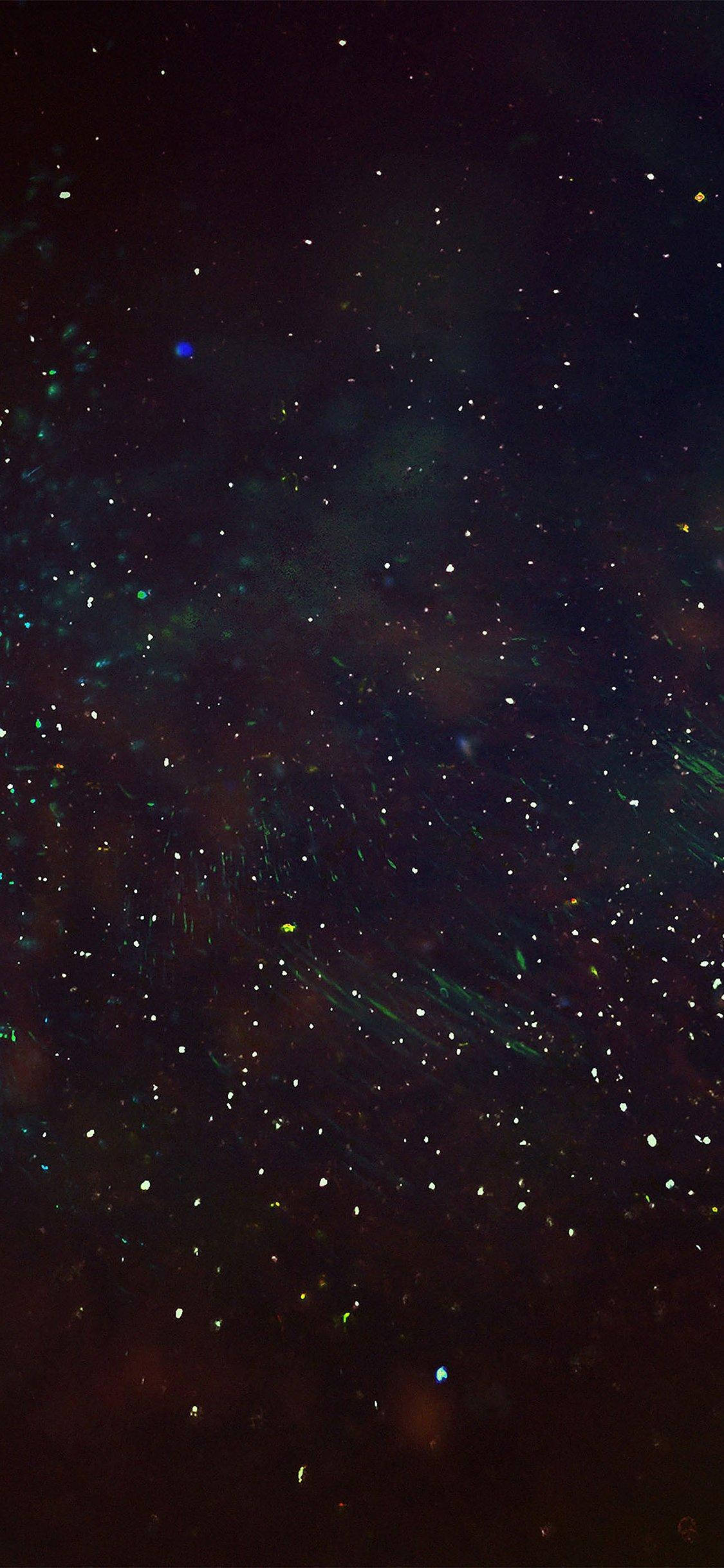 繁星點點的暗夜手機壁紙 壁紙 — 一個充滿閃爍星星和發光星雲的宇宙空間，呈現深藍、綠色和紫色調。