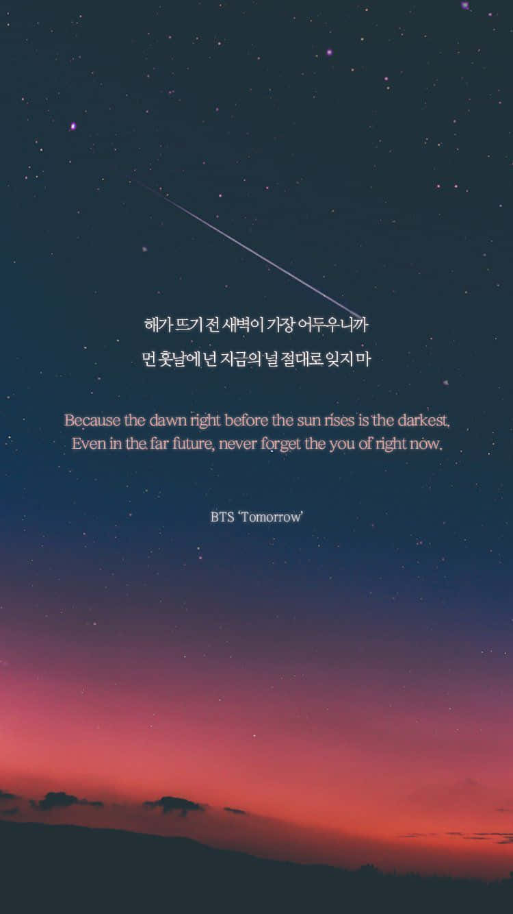 Bts Lyrics 桌布 壁紙 — 繁星點點的暮色天空，一顆流星劃過，上方是BTS《Tomorrow》的韓文和英文歌詞。