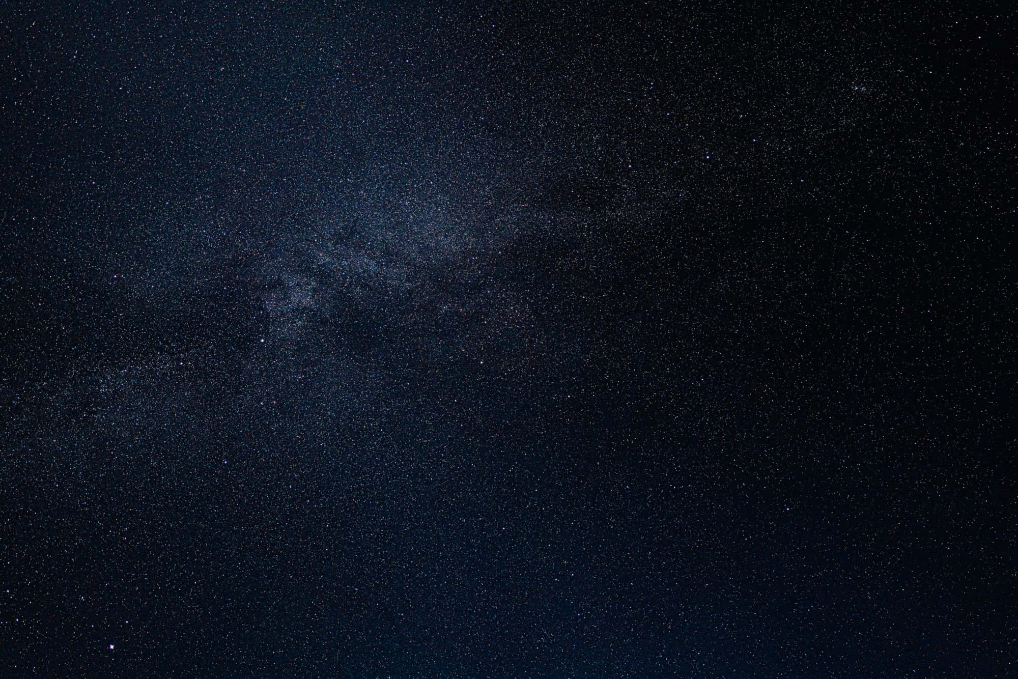 繁星點點的深邃夜空 壁紙 — 令人嘆為觀止的銀河系景觀，在深靛藍色的夜空中閃爍著無數星星。