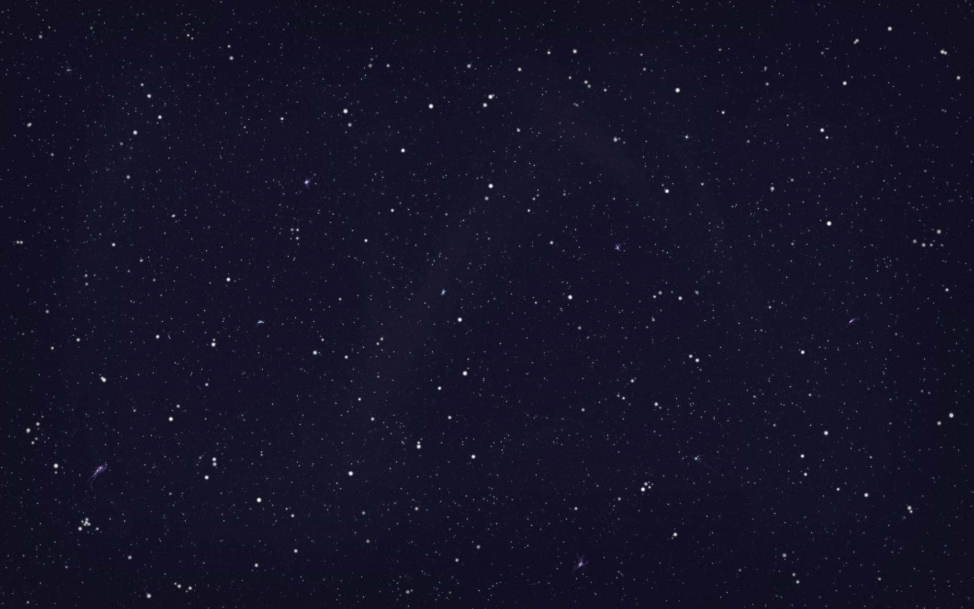 繁星點點的夜空，遠處有微弱的發光星雲。