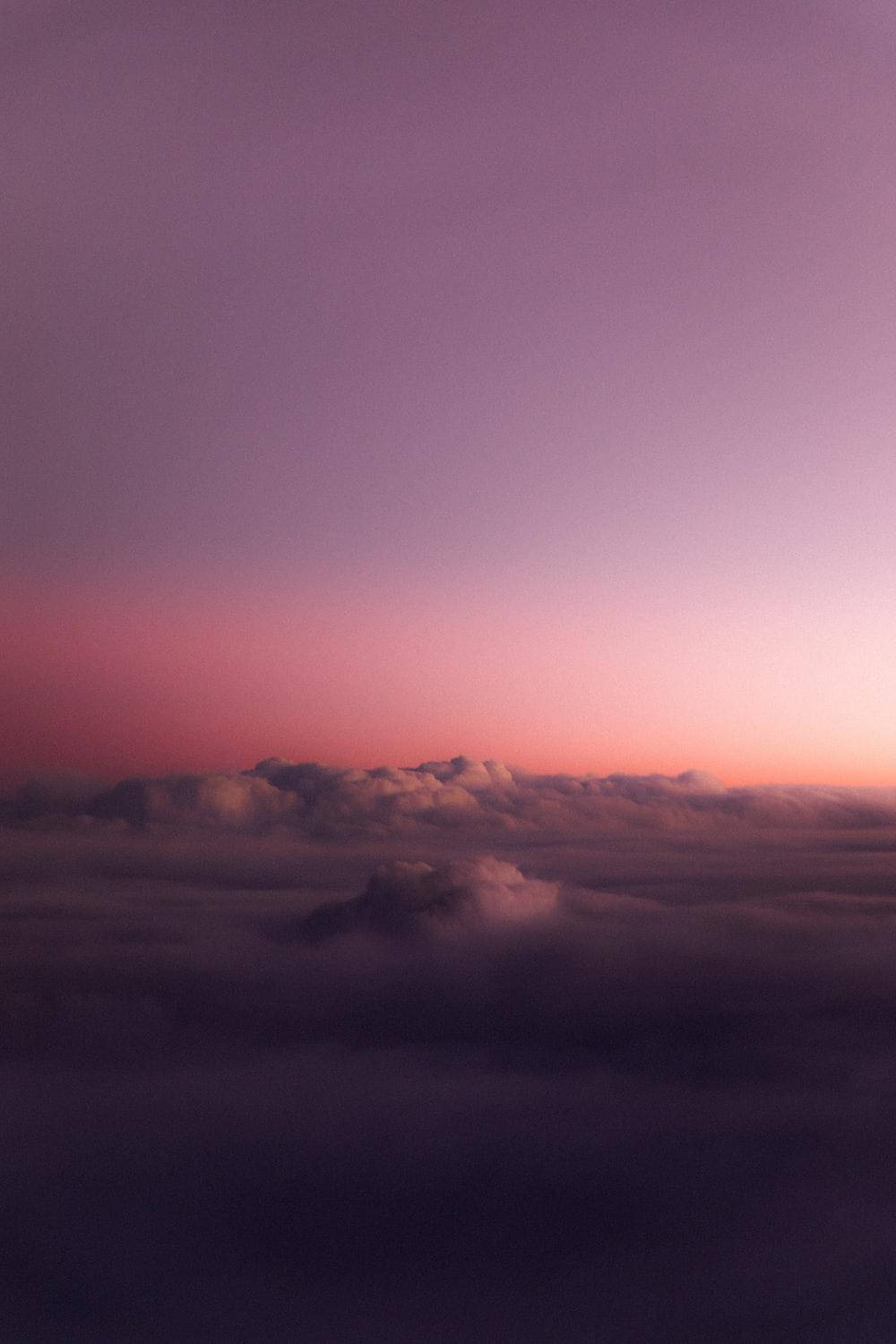 黃昏時分雲海之上的紫色和粉紅色天空