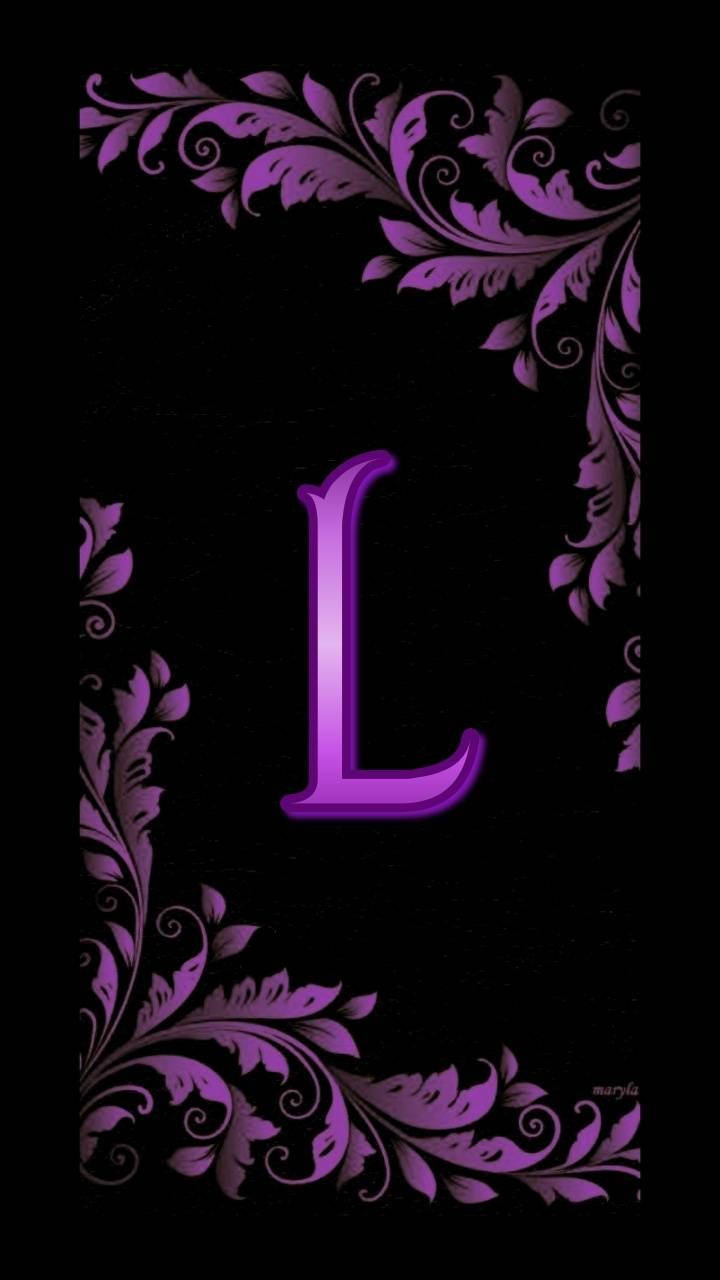 紫色字母L，以裝飾性漩渦紋框於黑色背景上。