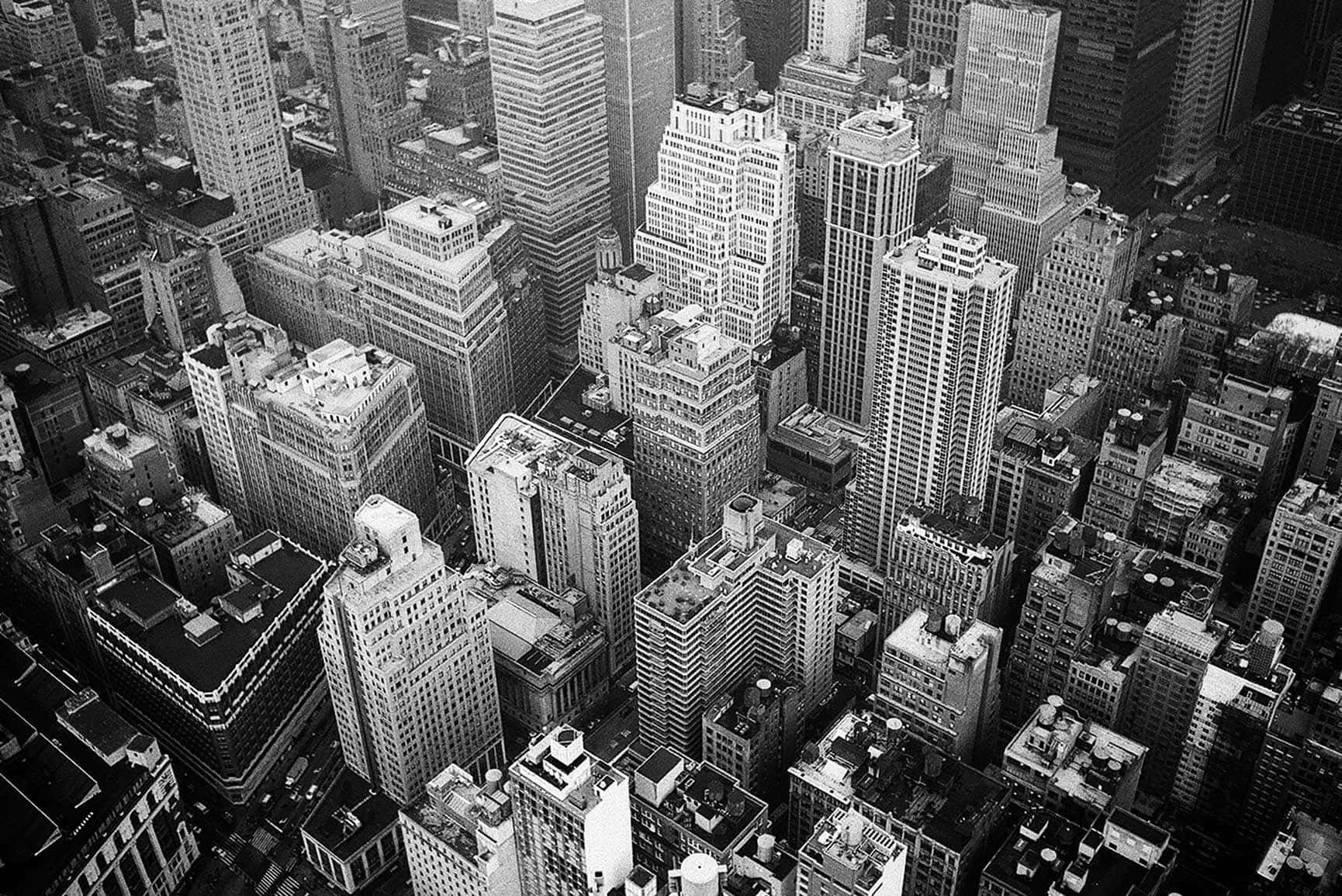 Black And White Cityscape 桌布 壁紙 — 繁華大都市中密集摩天大樓和屋頂的黑白航拍視圖。