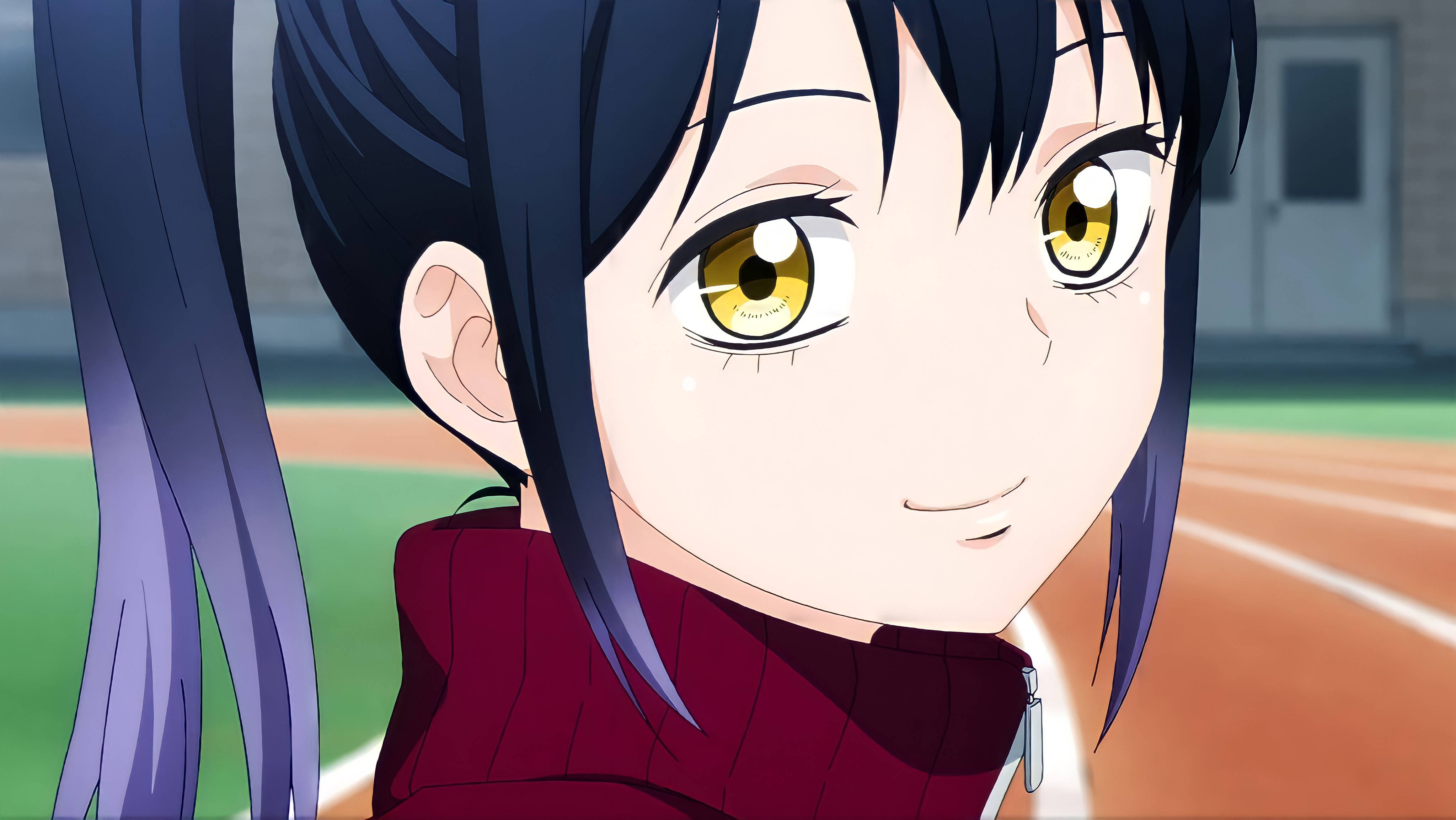 織姬千代 美麗巫女 壁紙 — 一個特寫的動漫女孩，深藍色頭髮和金色眼睛，在田徑場上溫柔地微笑。