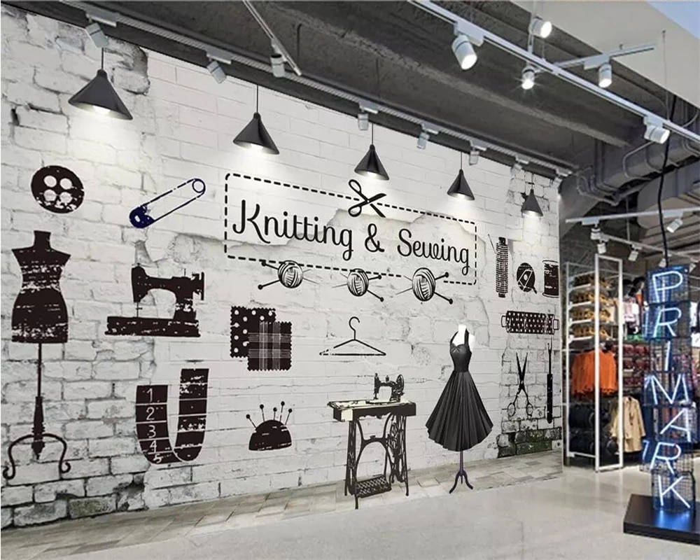 復古裁縫店，白色磚牆上有黑色剪影和人體模型。