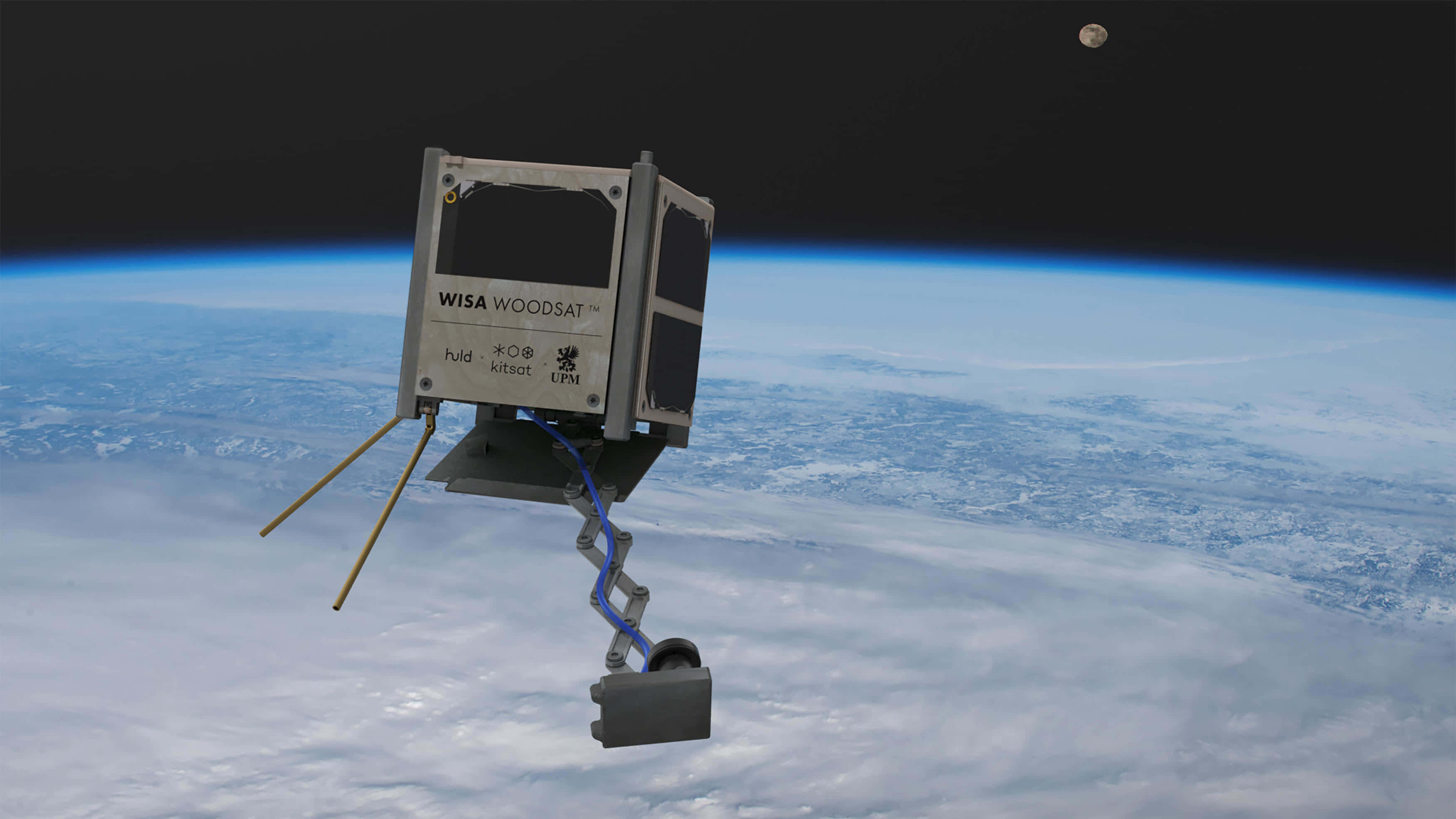 繞行地球的太空衛星 壁紙 — 一顆 WISA WOODSAT 立方衛星漂浮在地球藍色彎曲地平線之上的太空中，黑暗的天空中可見月球。
