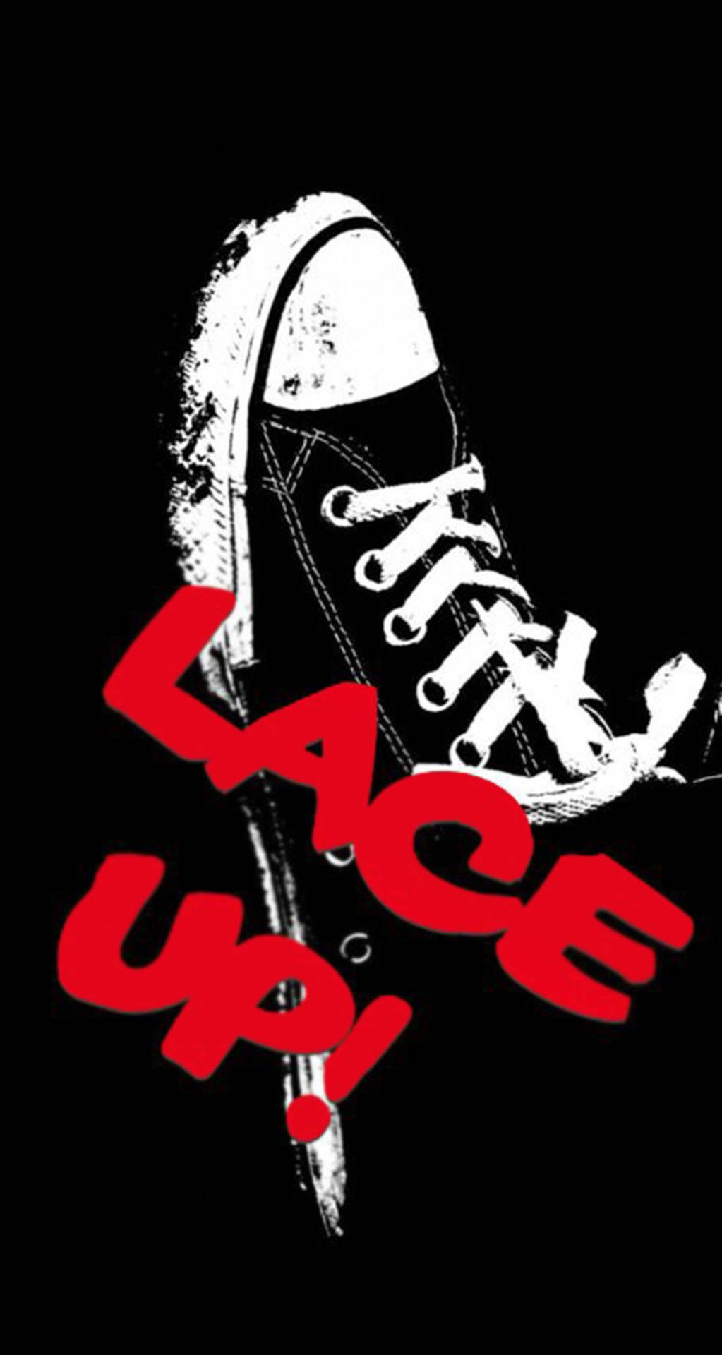 一雙磨損的白色運動鞋，紅色文字寫著lace up