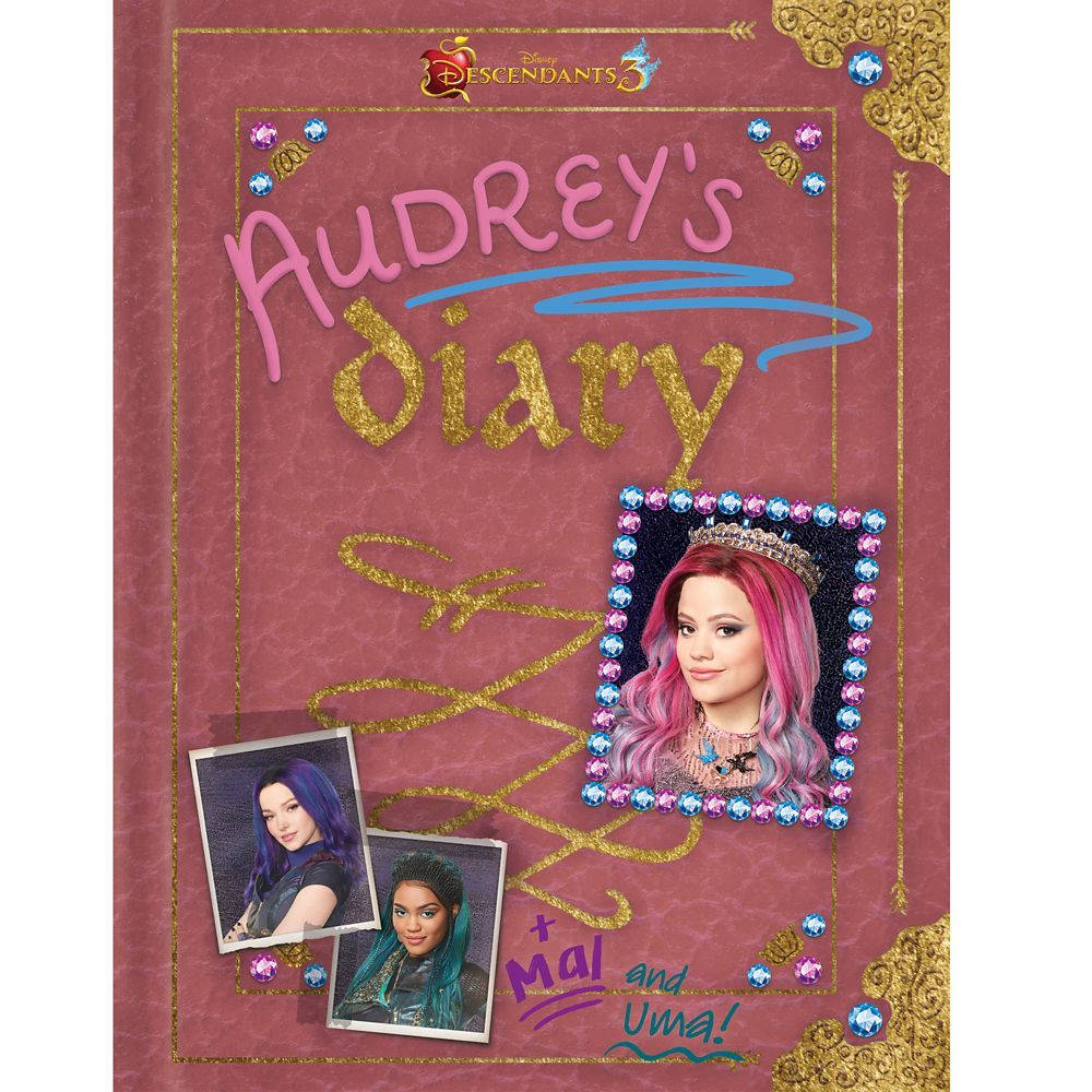 《繼承者》奧黛麗的筆記本 壁紙 — Descendants 3 的閃粉粉紅色日記封面，印有奧黛莉的肖像，以及瑪爾和烏瑪的照片，並飾有寶石裝飾。