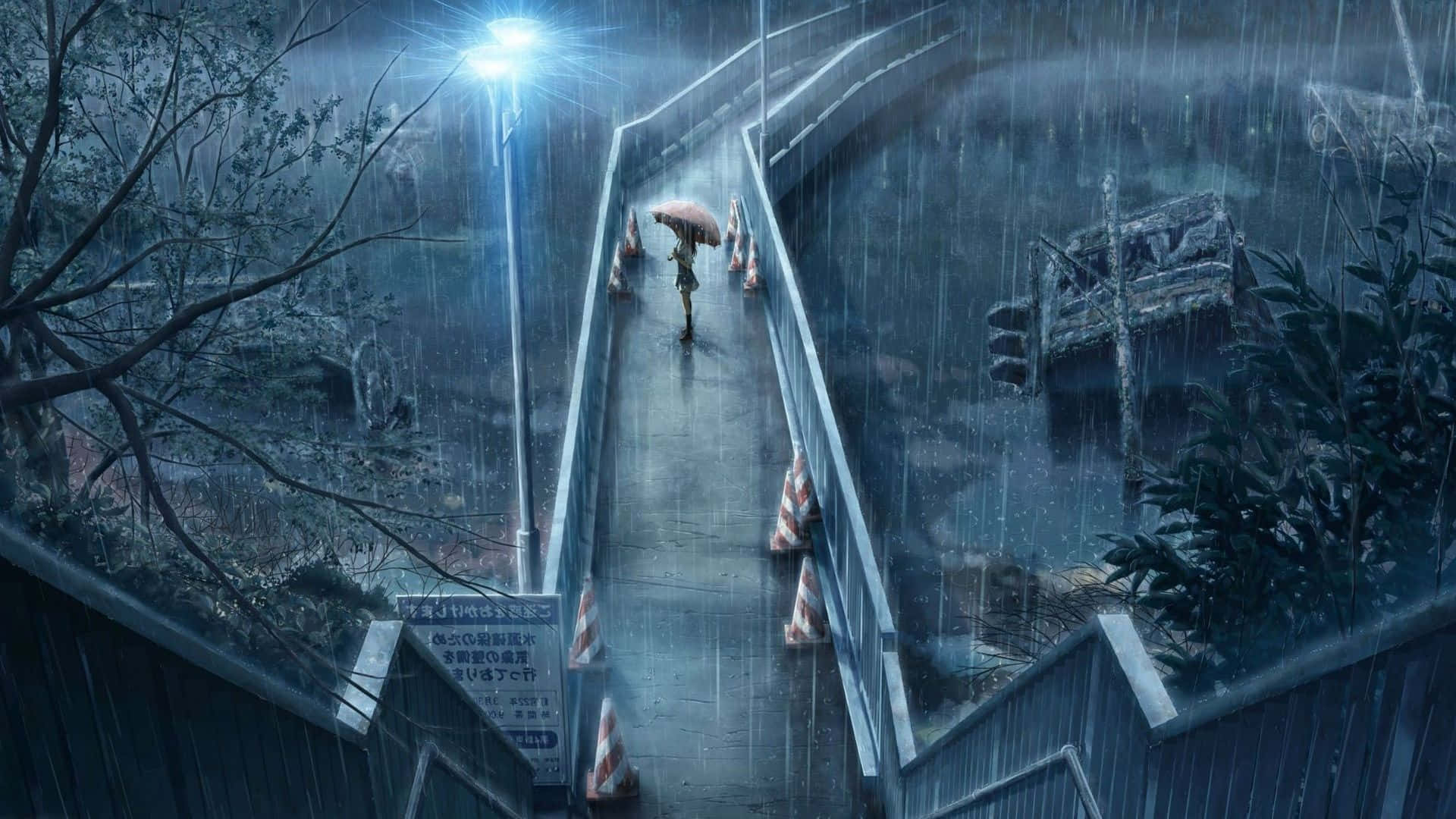 一個人撐著傘，在夜晚的雨中獨自走在橋上，附近有損毀的汽車。