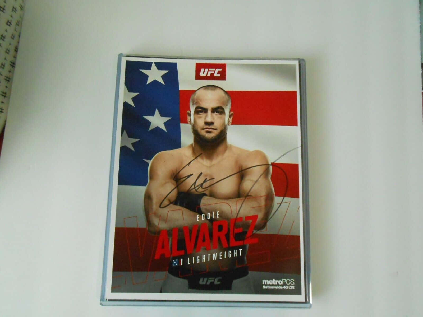 有Eddie Alvarez親筆簽名的UFC拳手卡，背景為美國國旗。