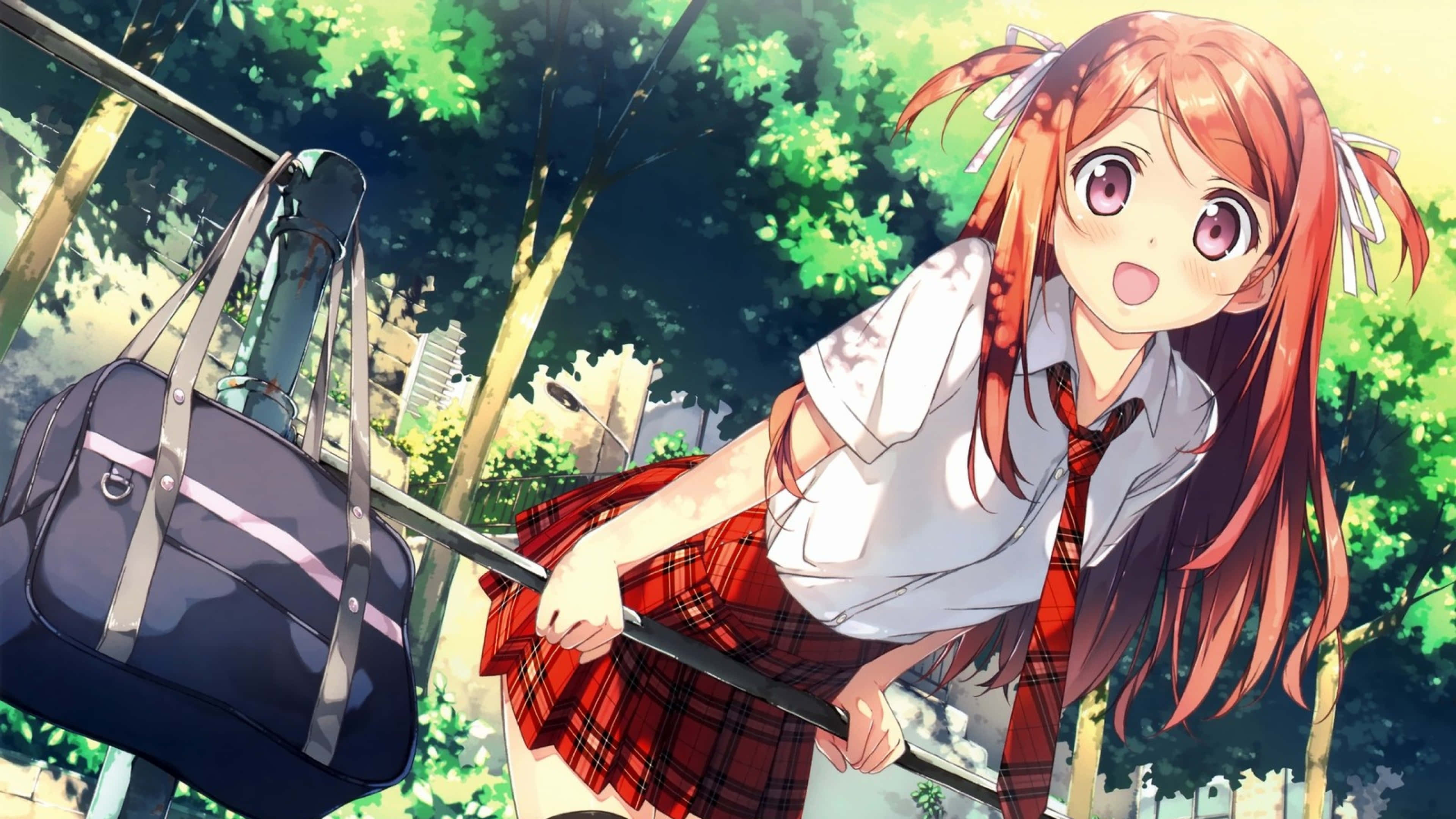 置身花海中的動漫少女 壁紙 — 一個開心的動漫女孩，紅髮穿著校服，在明亮的綠樹下靠著欄杆，旁邊有一個藍色書包。