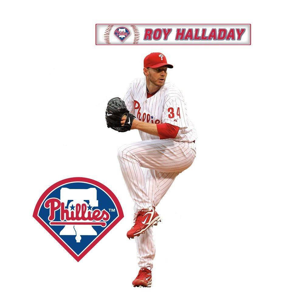 羅伊·哈勒戴費城人隊標誌 壁紙 — 費城費城人隊棒球投手 Roy Halladay 投球中，身穿費城人隊制服，上有球隊標誌和名牌。