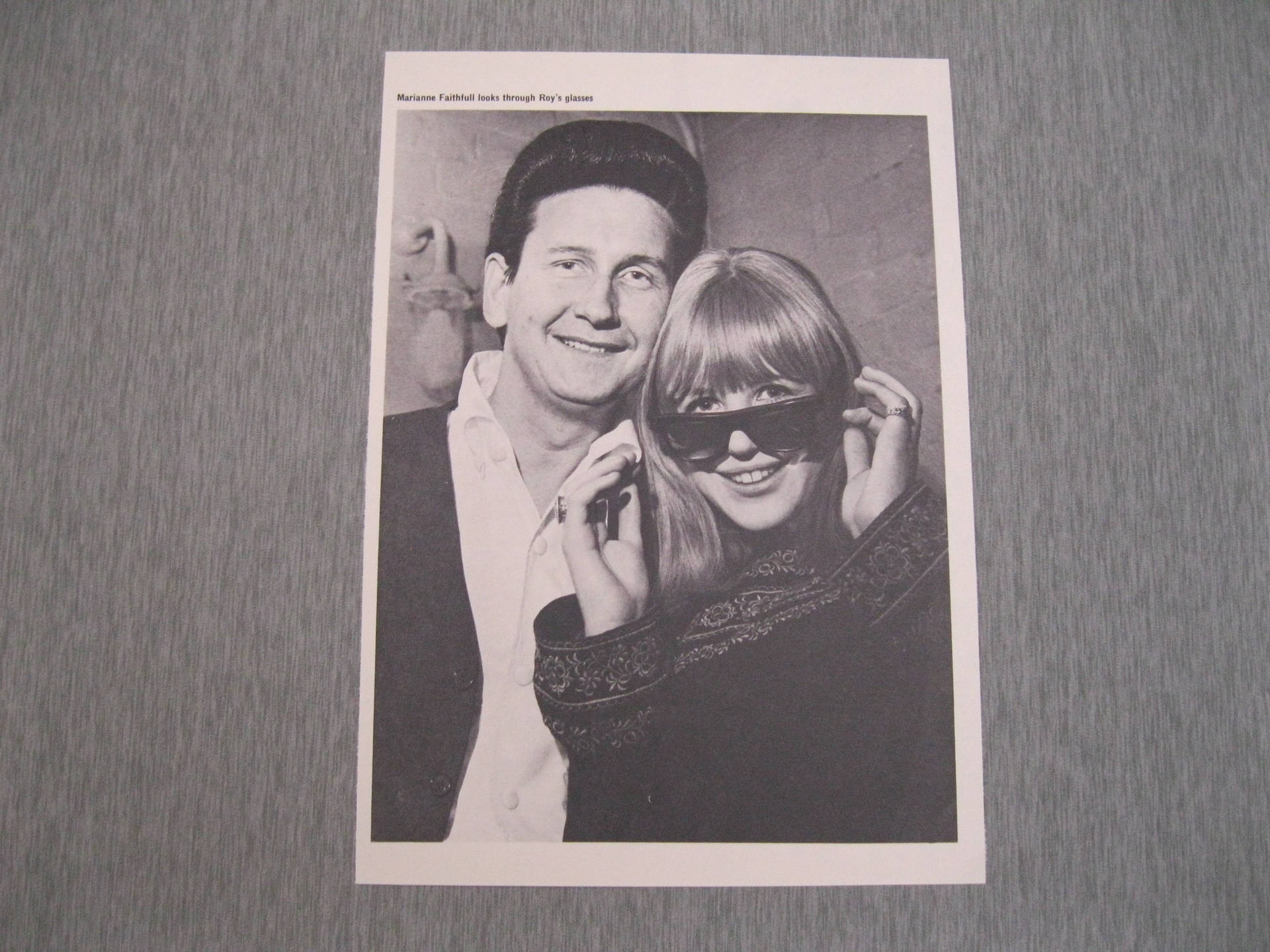 Marianne Faithfull 透過 Roy 的太陽眼鏡微笑的復古黑白肖像。