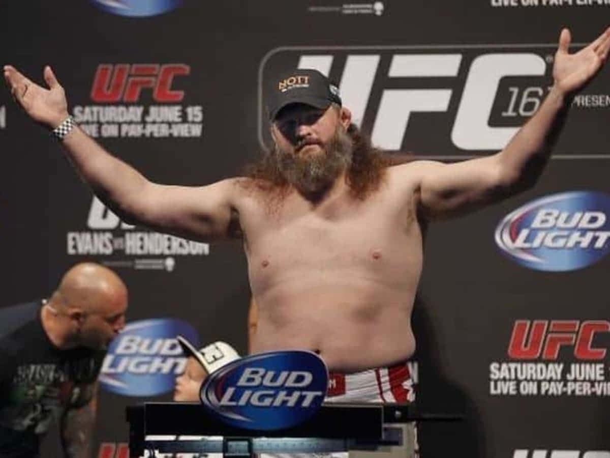 留長鬍子的UFC拳手在稱重活動中雙臂高舉。