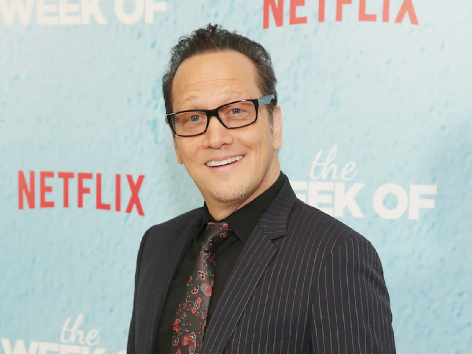穿西裝戴眼鏡的男子在Netflix活動中微笑