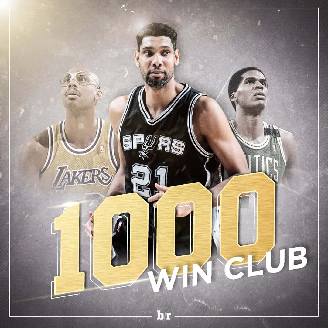 羅伯特·帕里什NBA傳奇球星 壁紙 — 三位傳奇籃球運動員身穿復古球衣，站在煙霧灰色背景上粗體金色「1000 WIN CLUB」文字後面。