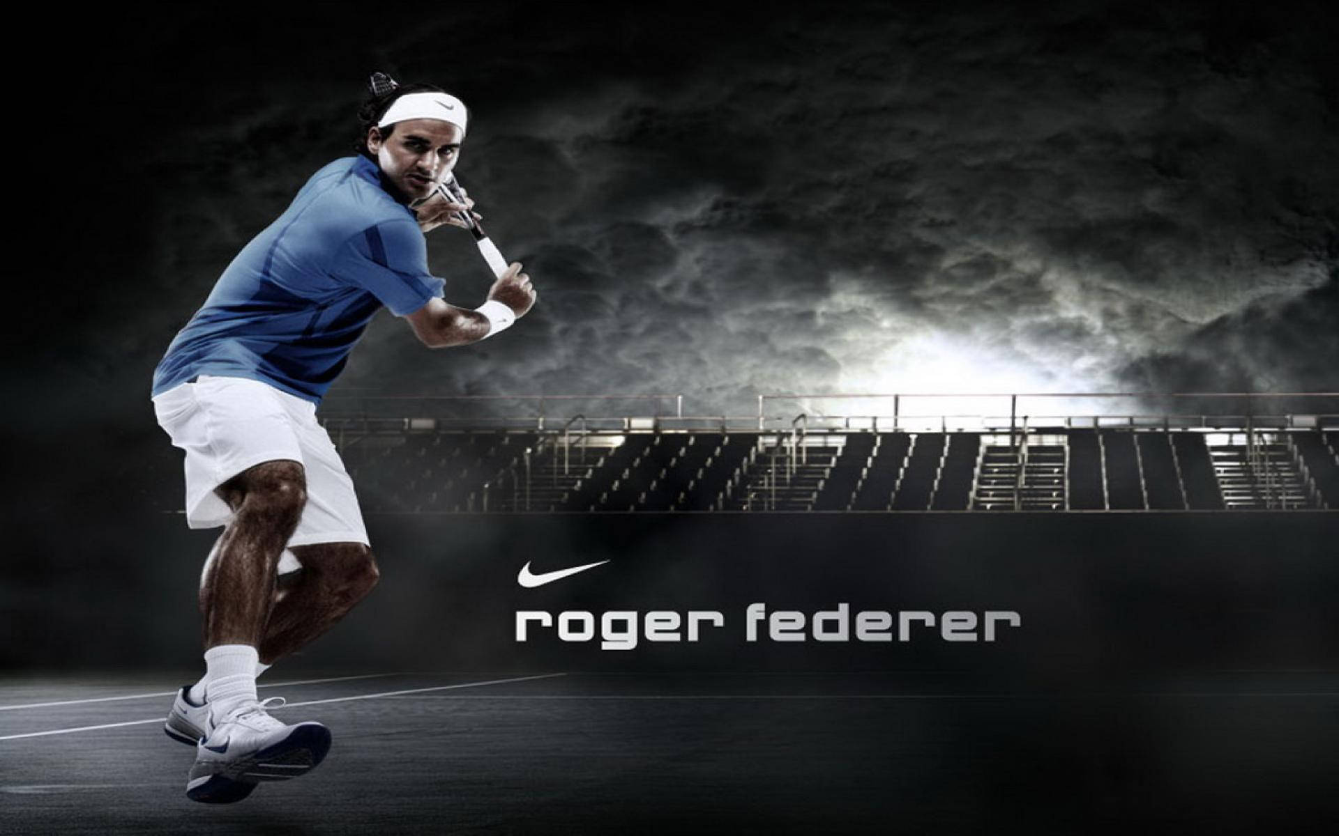 羅傑·費德勒 Nike 廣告海報 壁紙 — 羅傑·費達拿在戲劇性的球場燈光下，以風暴天空為背景，擺出充滿動感的網球姿勢。