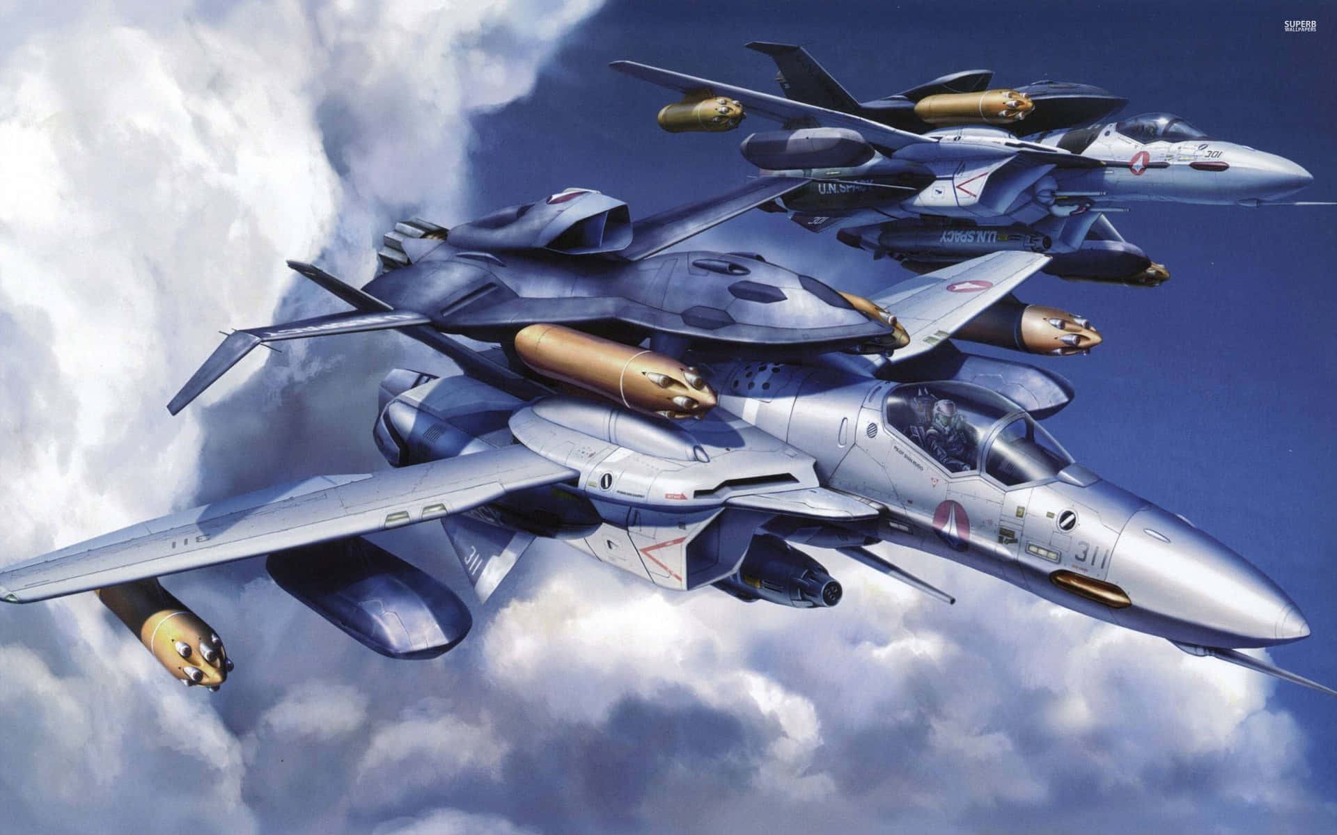 三架戰鬥機編隊飛行穿過多雲的天空。