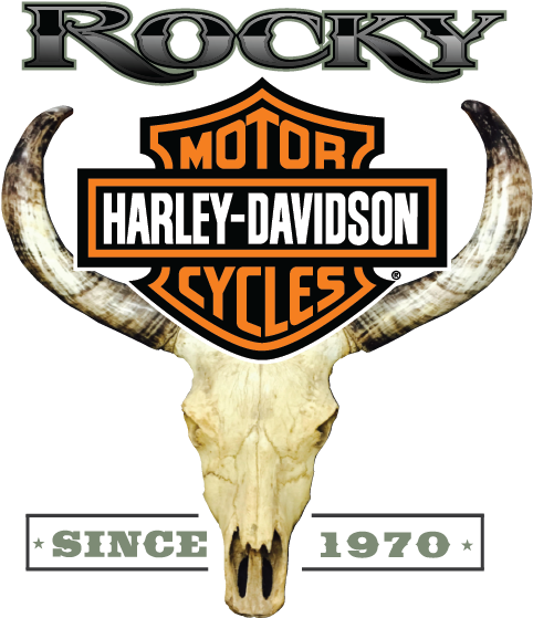 羅基哈雷戴維森骷髏與角標誌 壁紙 — Harley-Davidson 標誌被一個帶有彎曲角的公牛頭骨框住，背景為黑色。