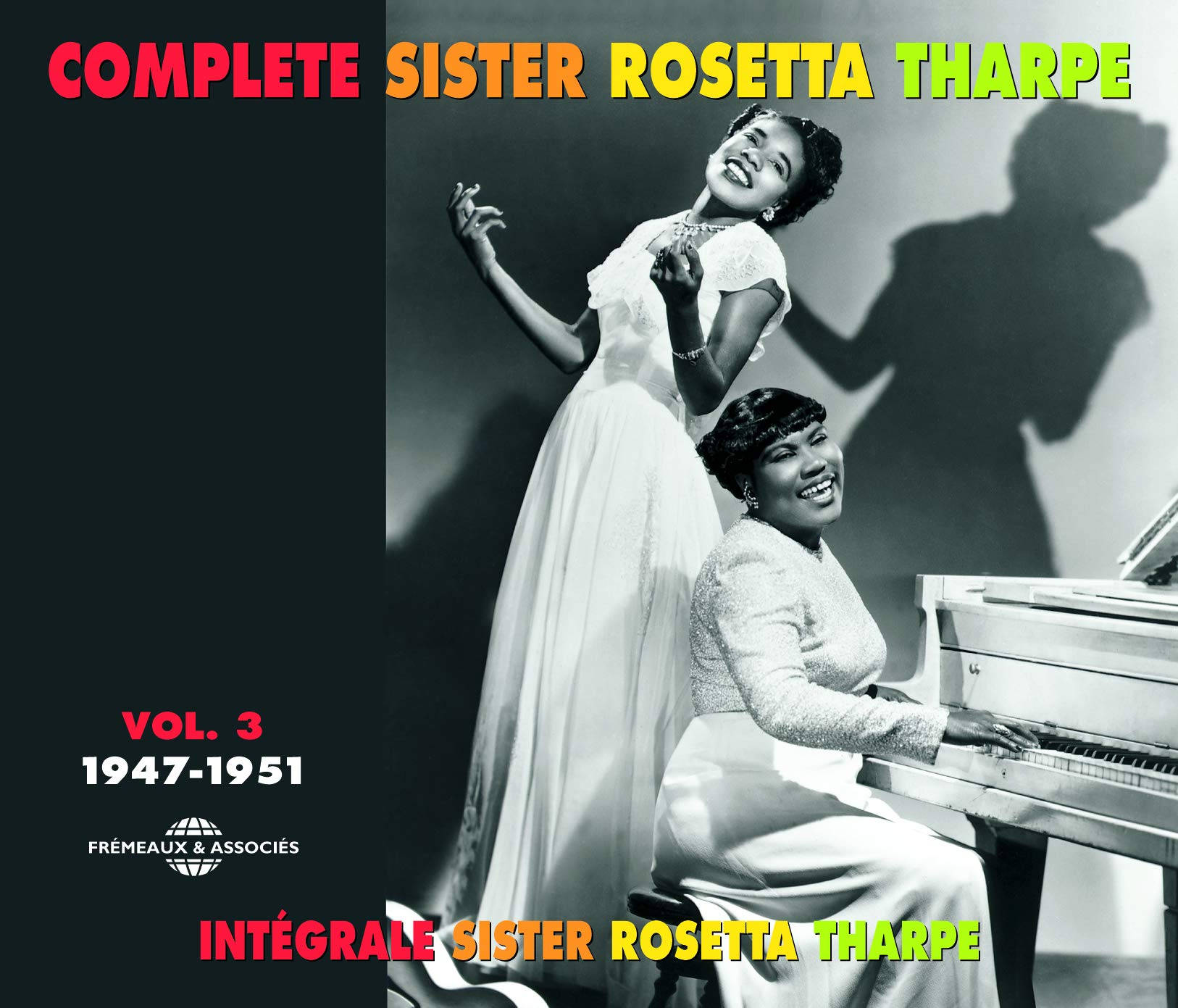 Sister Rosetta Tharpe 在鋼琴旁微笑，身後有陰影。