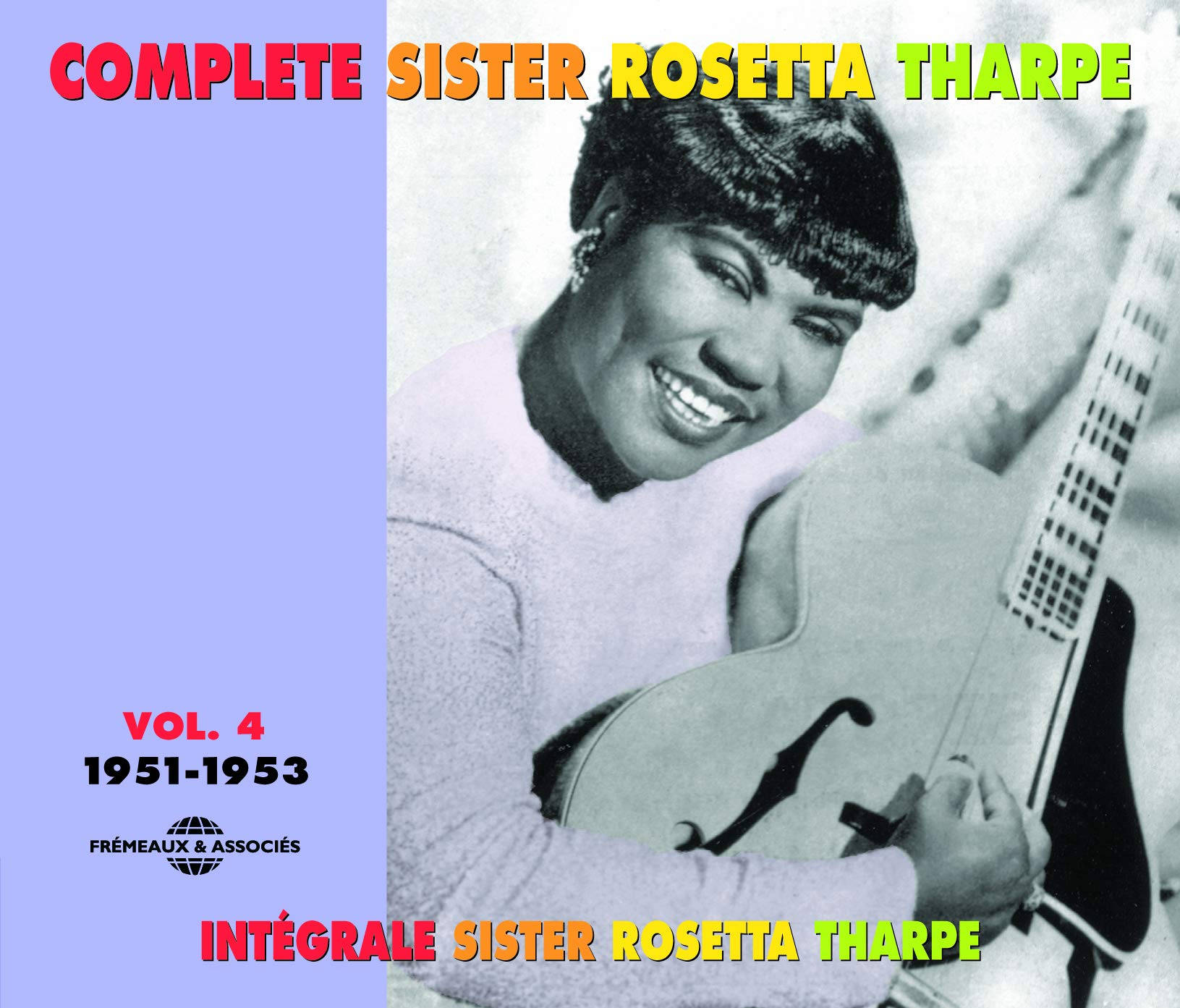 Sister Rosetta Tharpe 揸住結他喺復古相入面微笑。