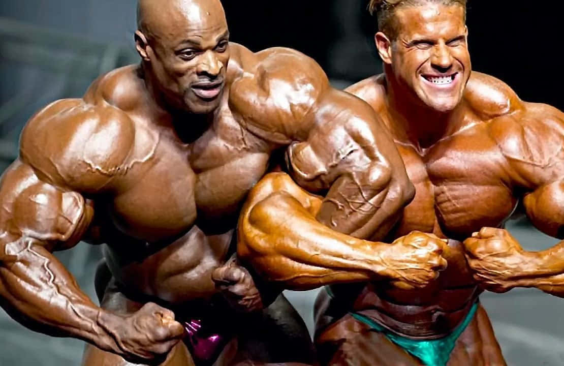 兩名男性健美運動員在比賽期間於舞台上繃緊肌肉。