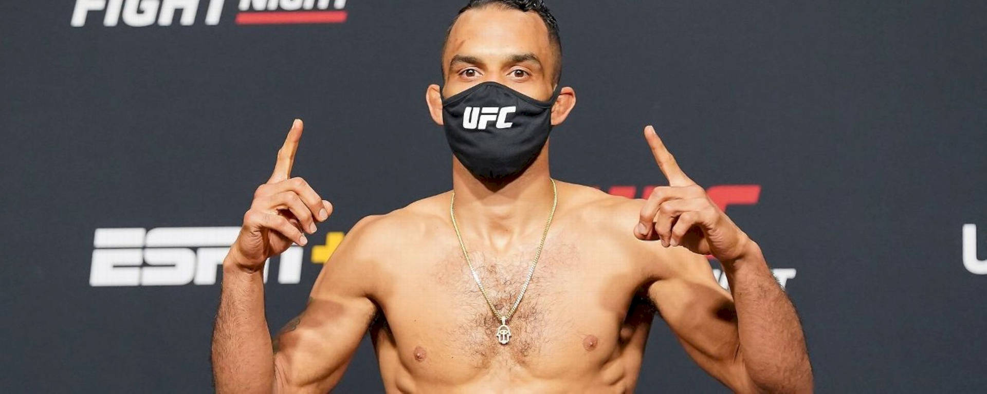UFC拳手戴面罩在記者會上向上指