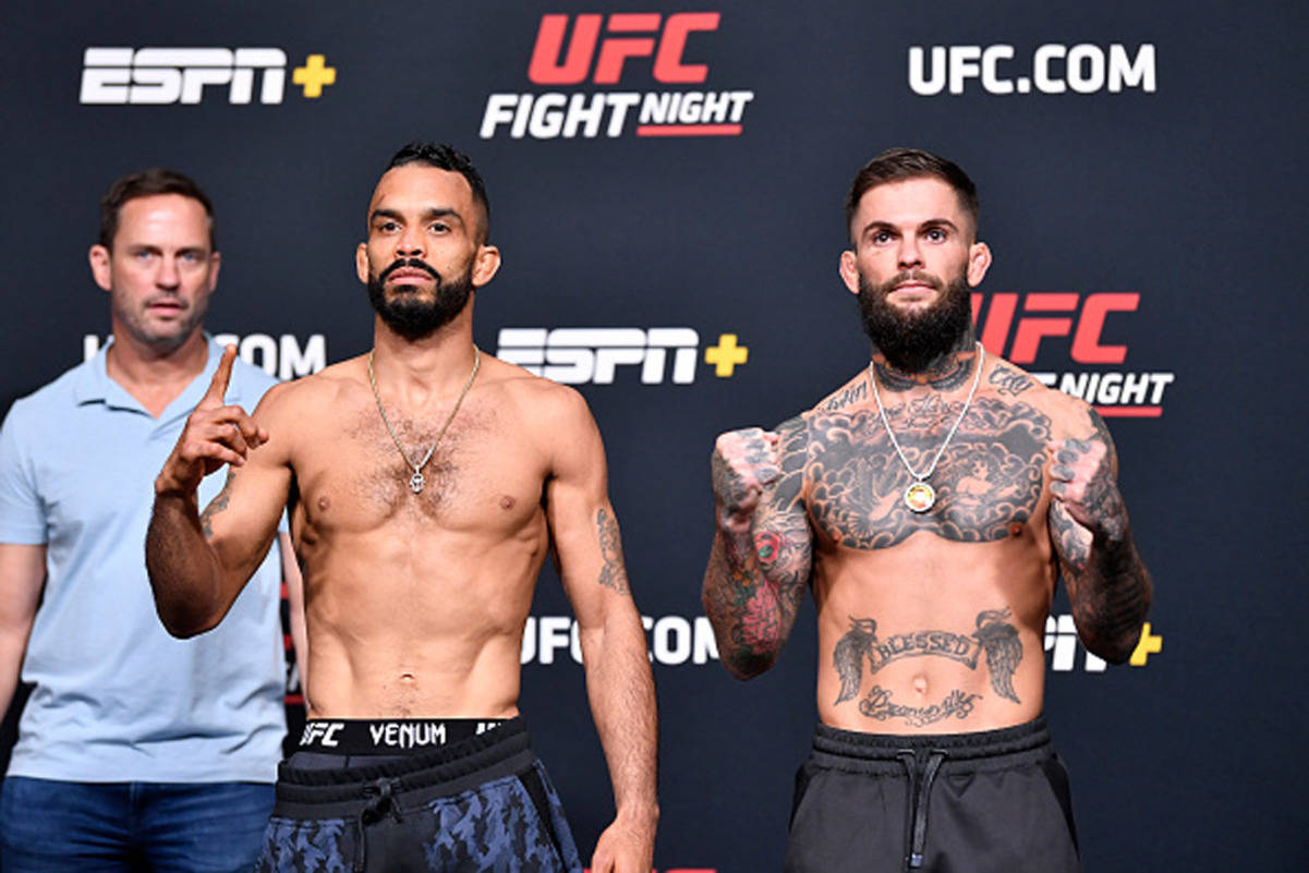 兩名UFC拳手在稱重活動中，身後有ESPN+和UFC標誌。