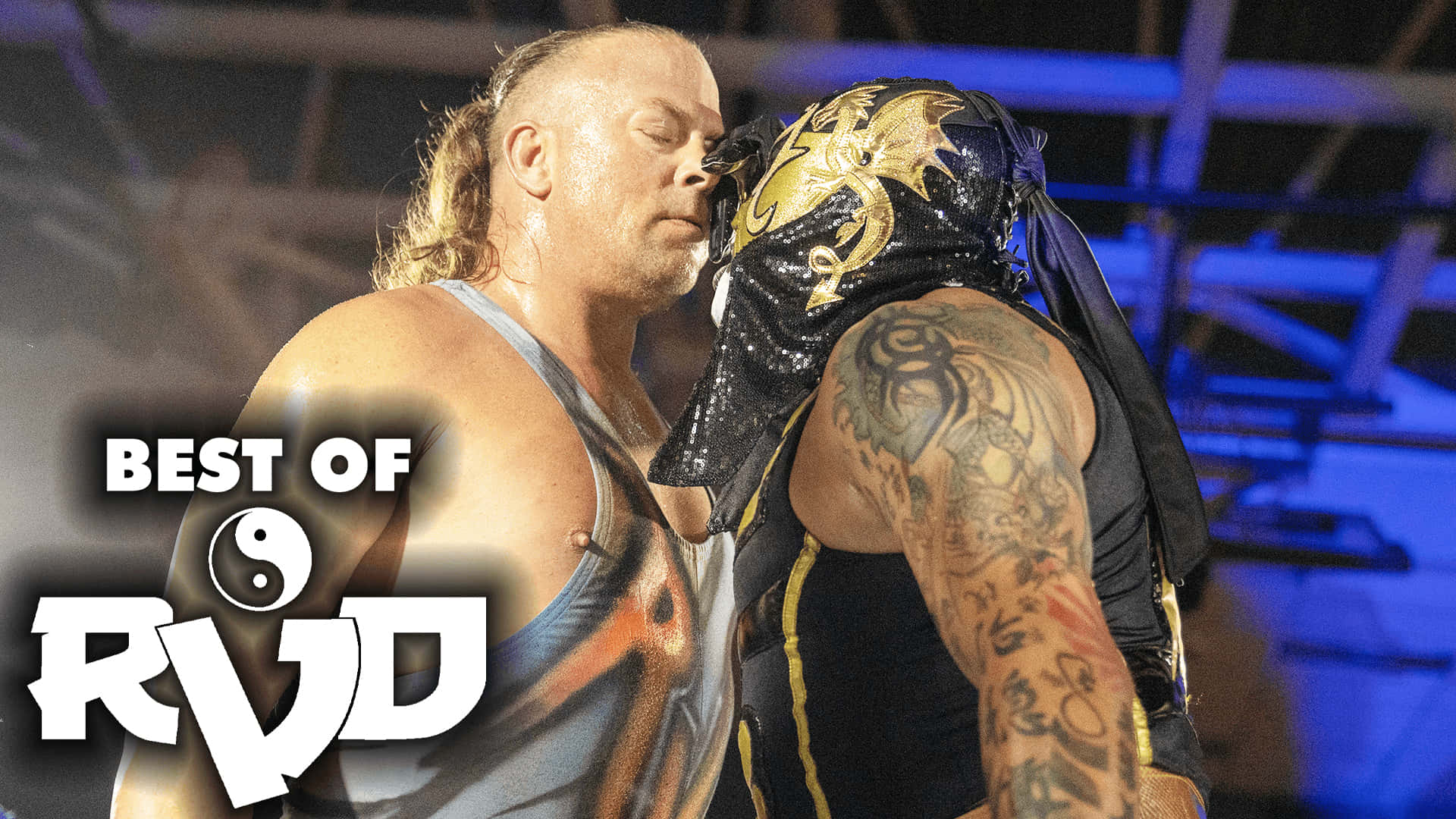 羅布·范·達姆對決 Lucha Bros《RVD 最佳對決》 壁紙 — 兩位摔角手在場館燈光下緊張對峙，一人赤裸上身有紋身，另一人戴著金黑面具。