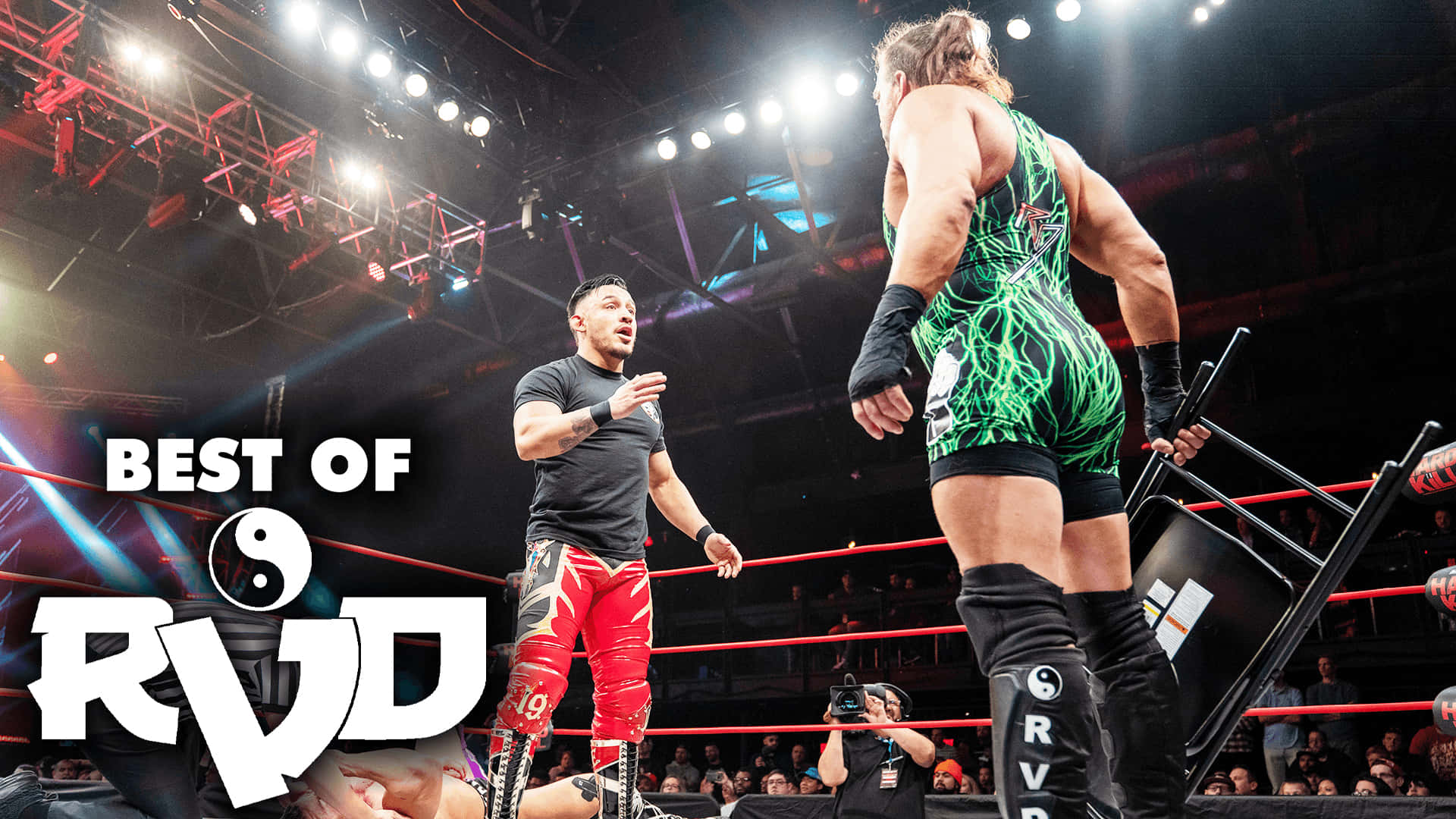 羅布·范·達姆與達加《RVD 最佳對決》 壁紙 — 兩名摔角手在燈光明亮的擂台上對峙，一人穿紅色短褲，另一人穿綠色閃電裝備，手持鋼椅。