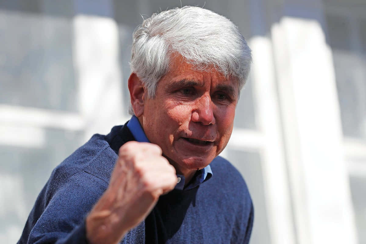 羅德·布拉戈耶維奇舉起右拳 壁紙 — 一位白髮長者喺明亮日光下緊握拳頭，專注咁望向前方。