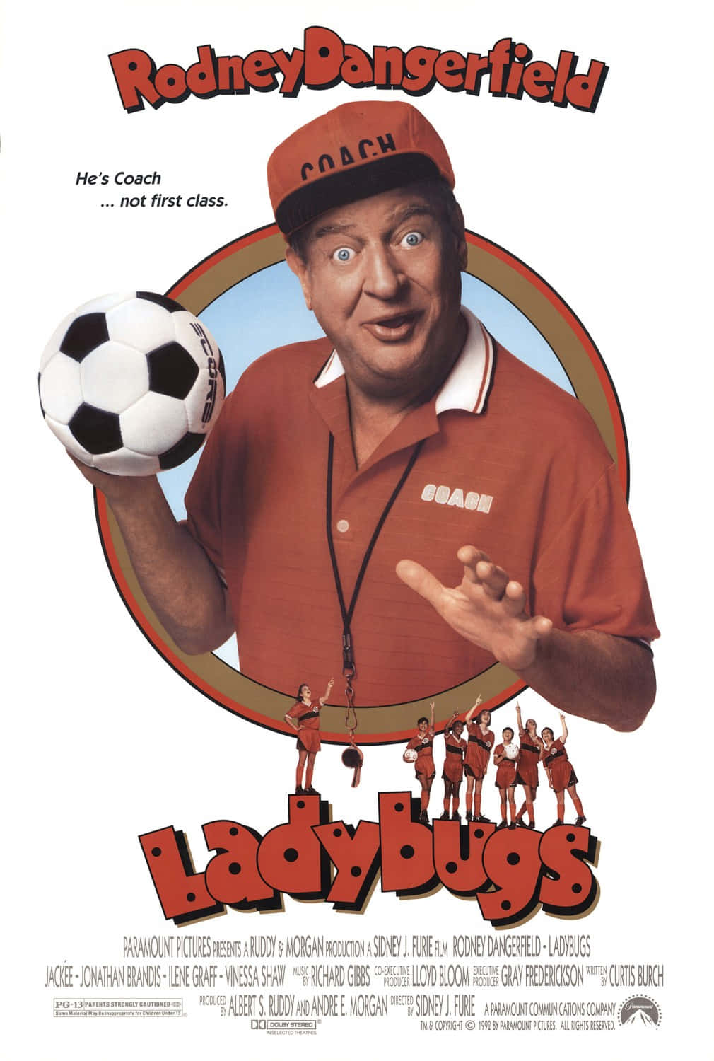 Rodney Dangerfield 飾演一位足球教練，手持一個球，下方有微型球員。