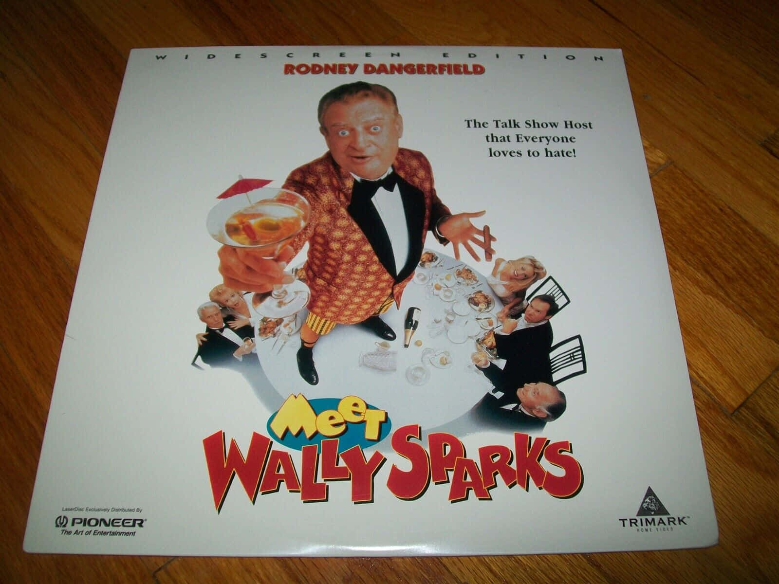 《Meet Wally Sparks》電影海報，羅德尼·丹傑菲爾德在餐桌旁手持雞尾酒。
