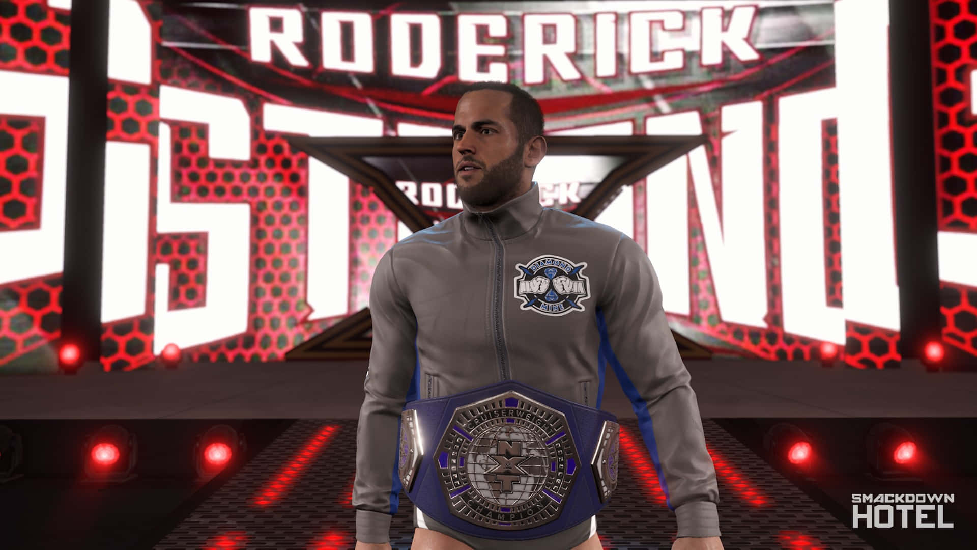 摔角手 Roderick Strong 在遊戲競技場中手持冠軍腰帶。