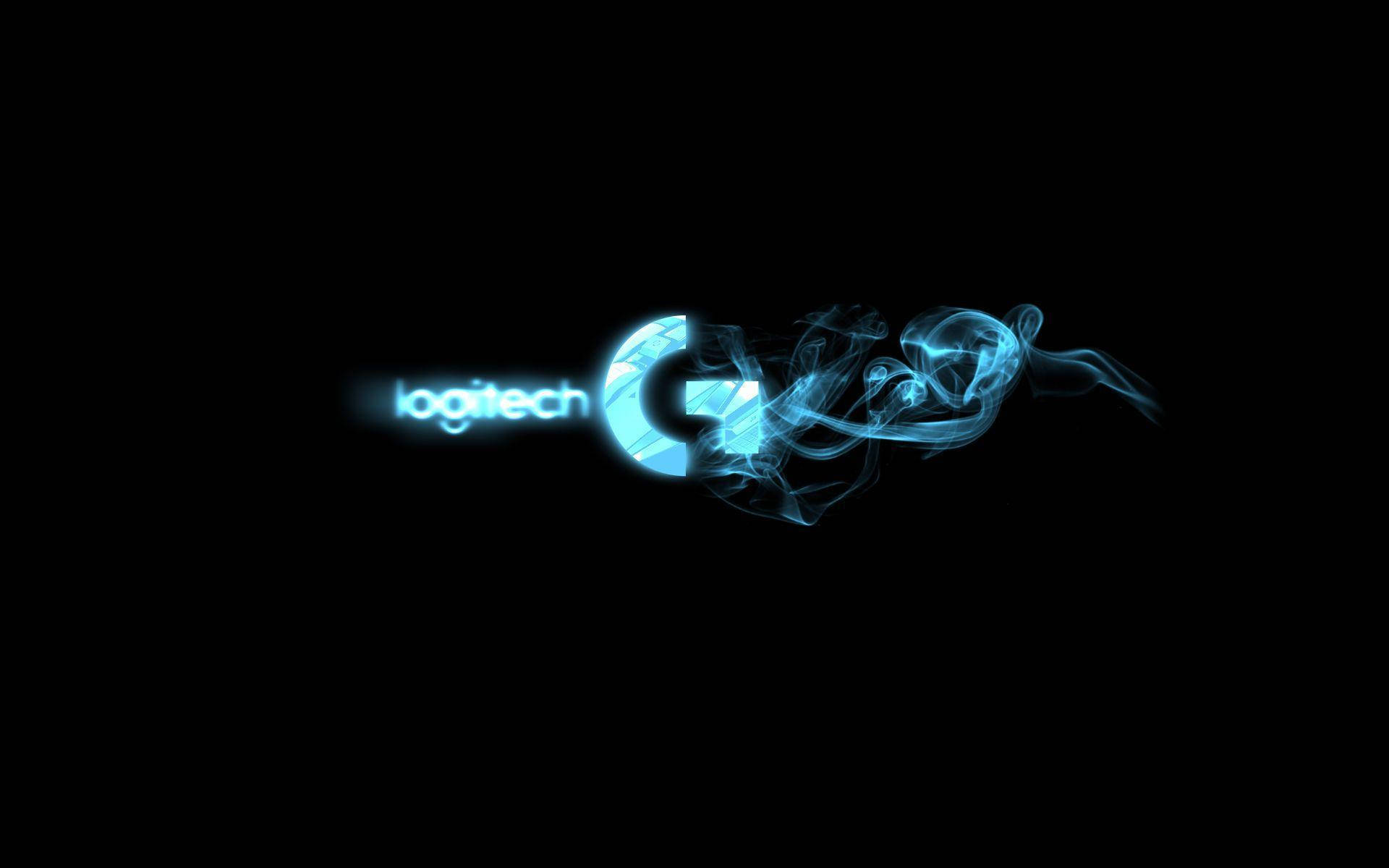羅技與藍色煙霧 壁紙 — 發光的藍色 Logitech G 標誌從黑色背景上旋轉的數位煙霧中浮現。