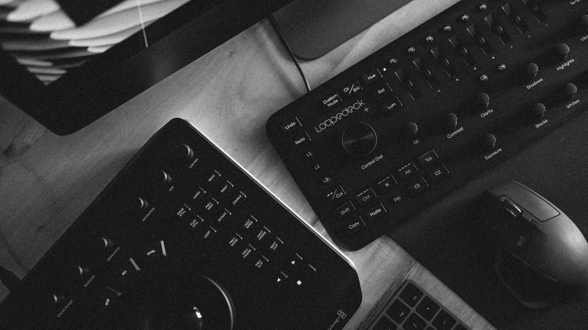 羅技電腦設置 壁紙 — 黑白俯拍音樂製作設備，包括Launchpad和滑鼠在木桌上。