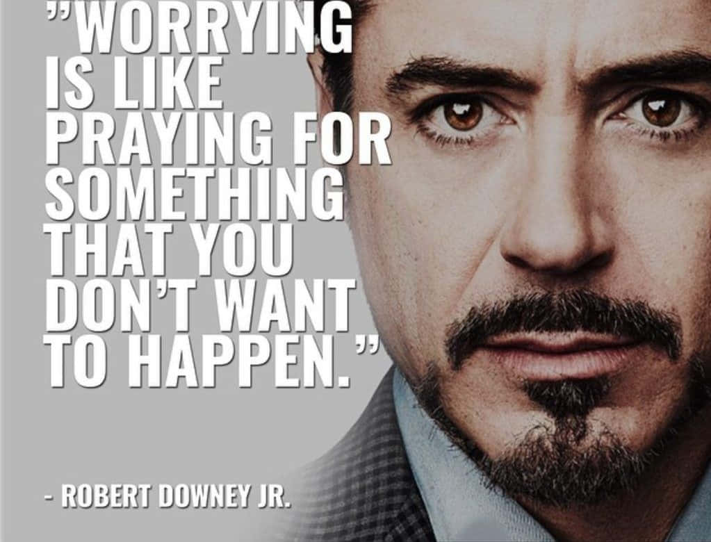 Iron Man Quotes 桌布 壁紙 — 羅拔·唐尼嘅特寫肖像，表情嚴肅，上面有粗體白色引文文字疊加。