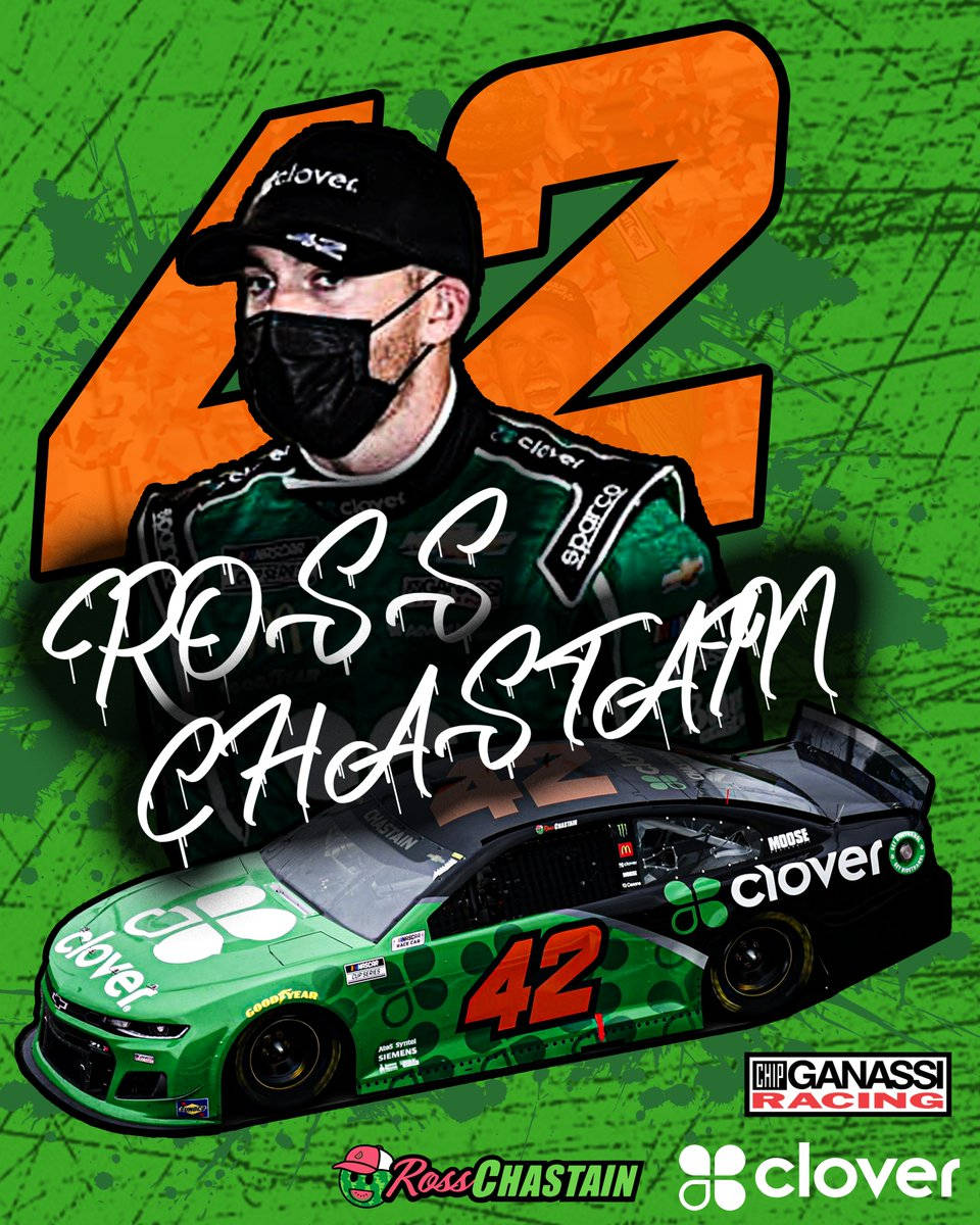 Ross Chastain身穿賽車裝備，站在他的綠色#42 Clover賽車旁邊。