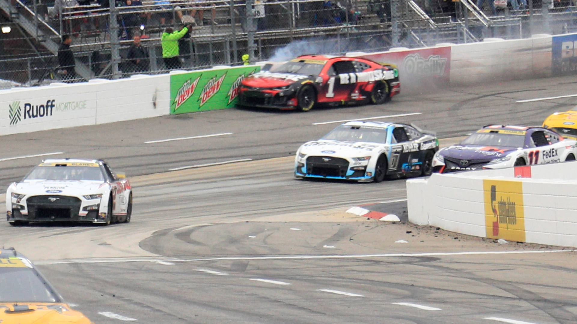 NASCAR賽車撞上牆壁，濃煙滾滾。