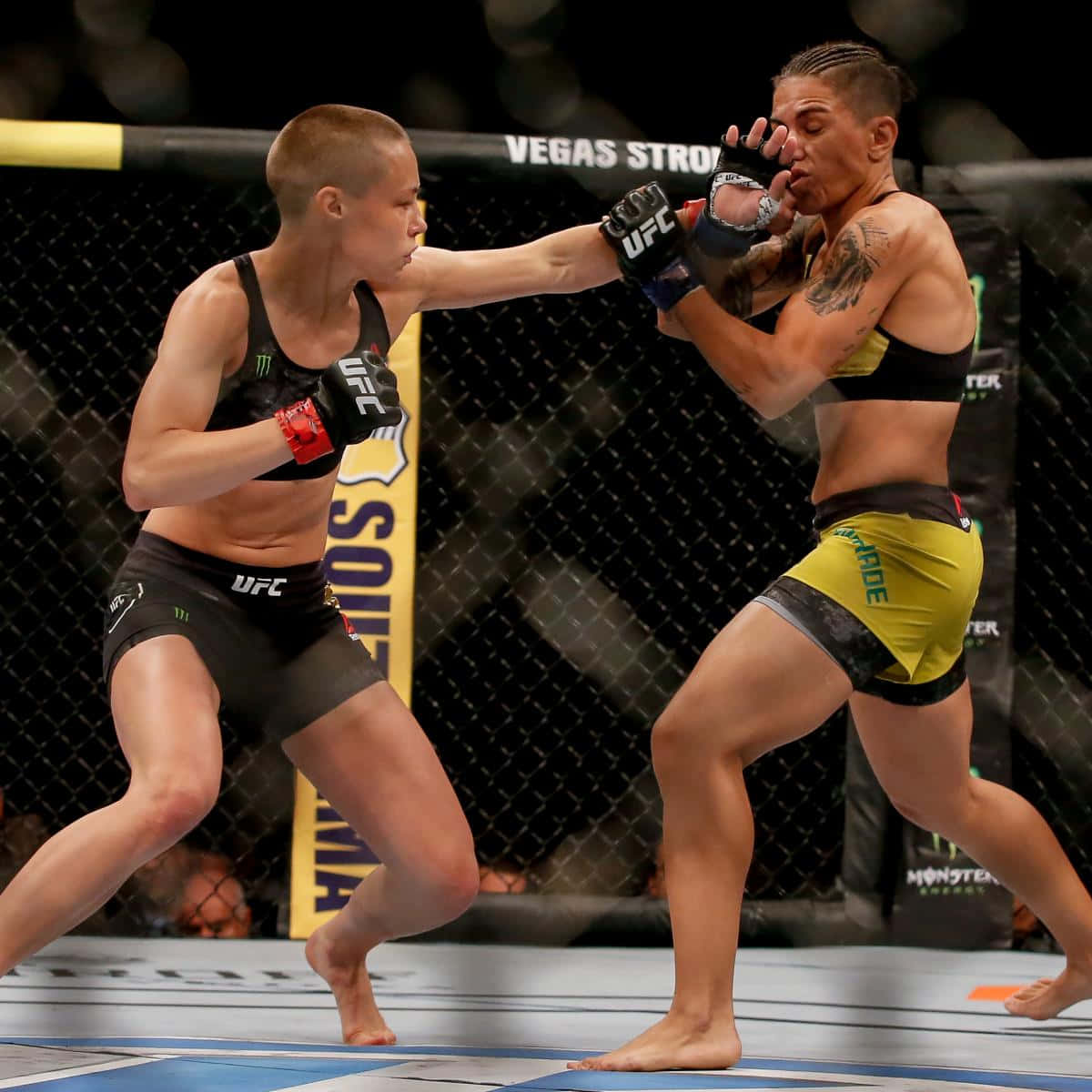 兩名女拳手在UFC籠中比賽時互相出拳。