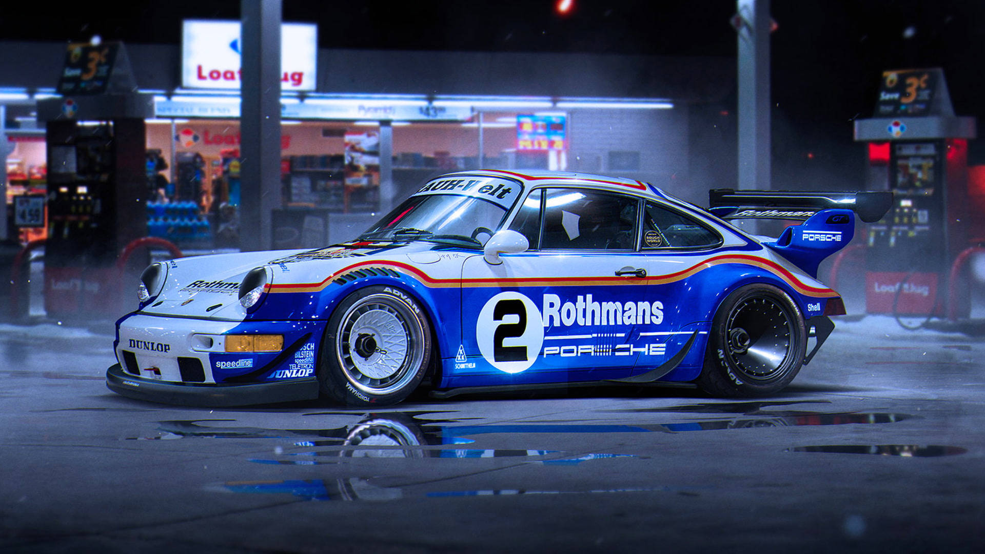 藍白色的 Rothmans Porsche 賽車在夜間濕漉漉的加油站霓虹燈下。